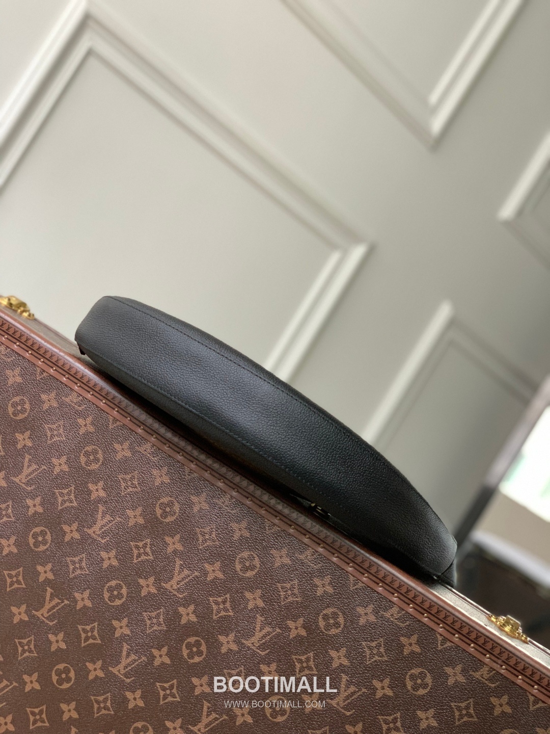 Louis Vuitton Low Key Cookie Calfskin Leather Shoulder Bag with Lock Pouch Detail 루이비통 로우키 쿠키 카프스킨 레더 숄더백 M14417 32cm 4