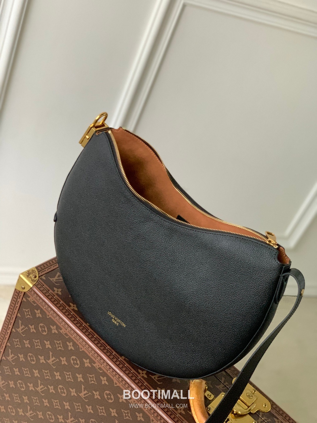 Louis Vuitton Low Key Cookie Calfskin Leather Shoulder Bag with Lock Pouch Detail 루이비통 로우키 쿠키 카프스킨 레더 숄더백 M14417 32cm 9