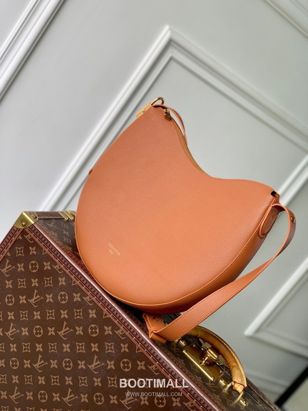 Louis Vuitton Low Key Cookie Calfskin Leather Shoulder Bag with Lock Pouch Detail 루이비통 로우키 쿠키 카프스킨 레더 숄더백 M14642 32cm 2