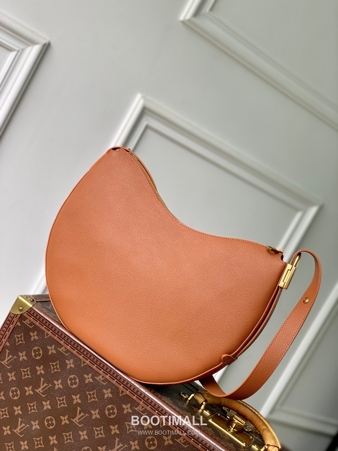 Louis Vuitton Low Key Cookie Calfskin Leather Shoulder Bag with Lock Pouch Detail 루이비통 로우키 쿠키 카프스킨 레더 숄더백 M14642 32cm 3
