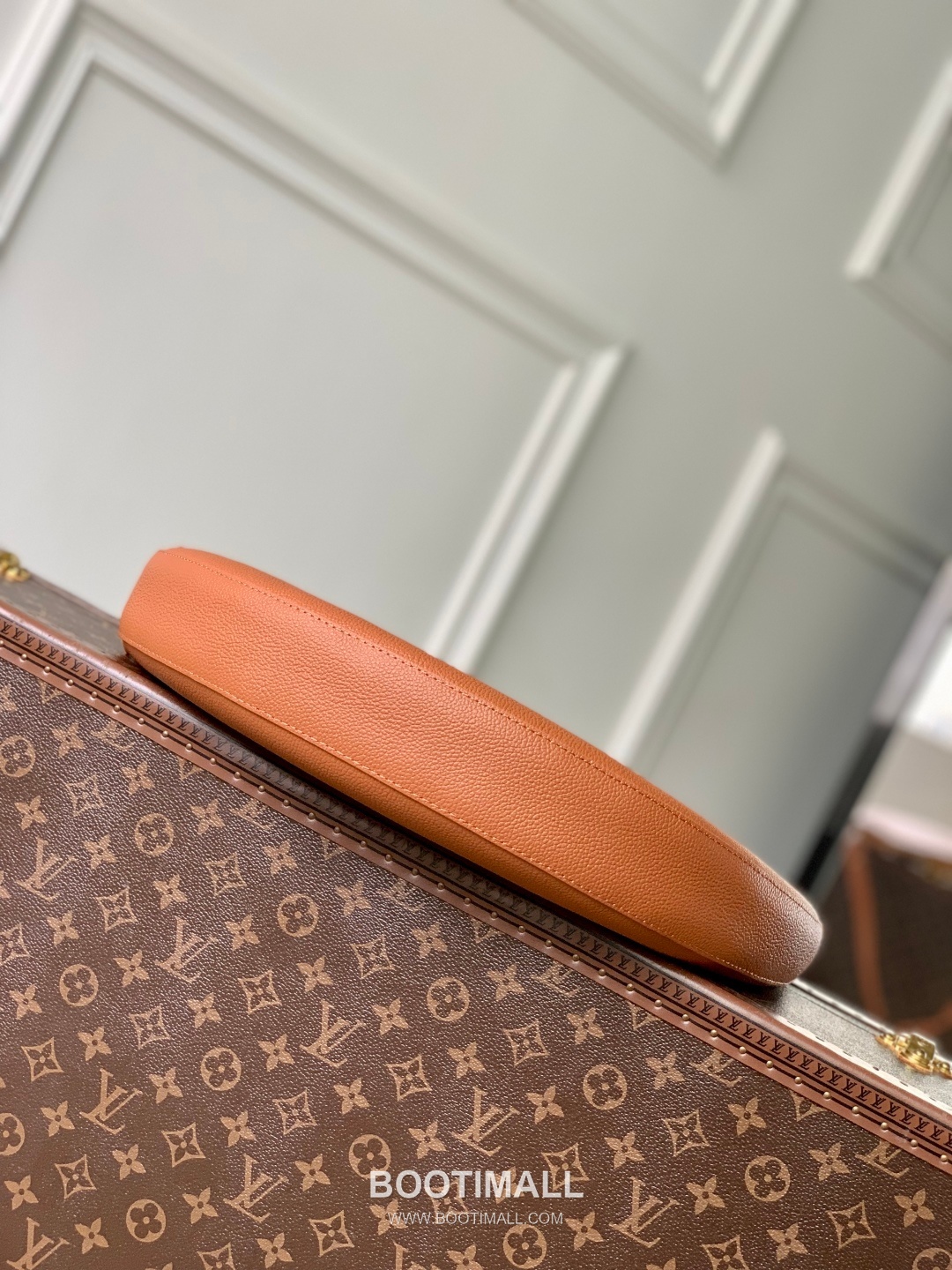 Louis Vuitton Low Key Cookie Calfskin Leather Shoulder Bag with Lock Pouch Detail 루이비통 로우키 쿠키 카프스킨 레더 숄더백 M14642 32cm 4