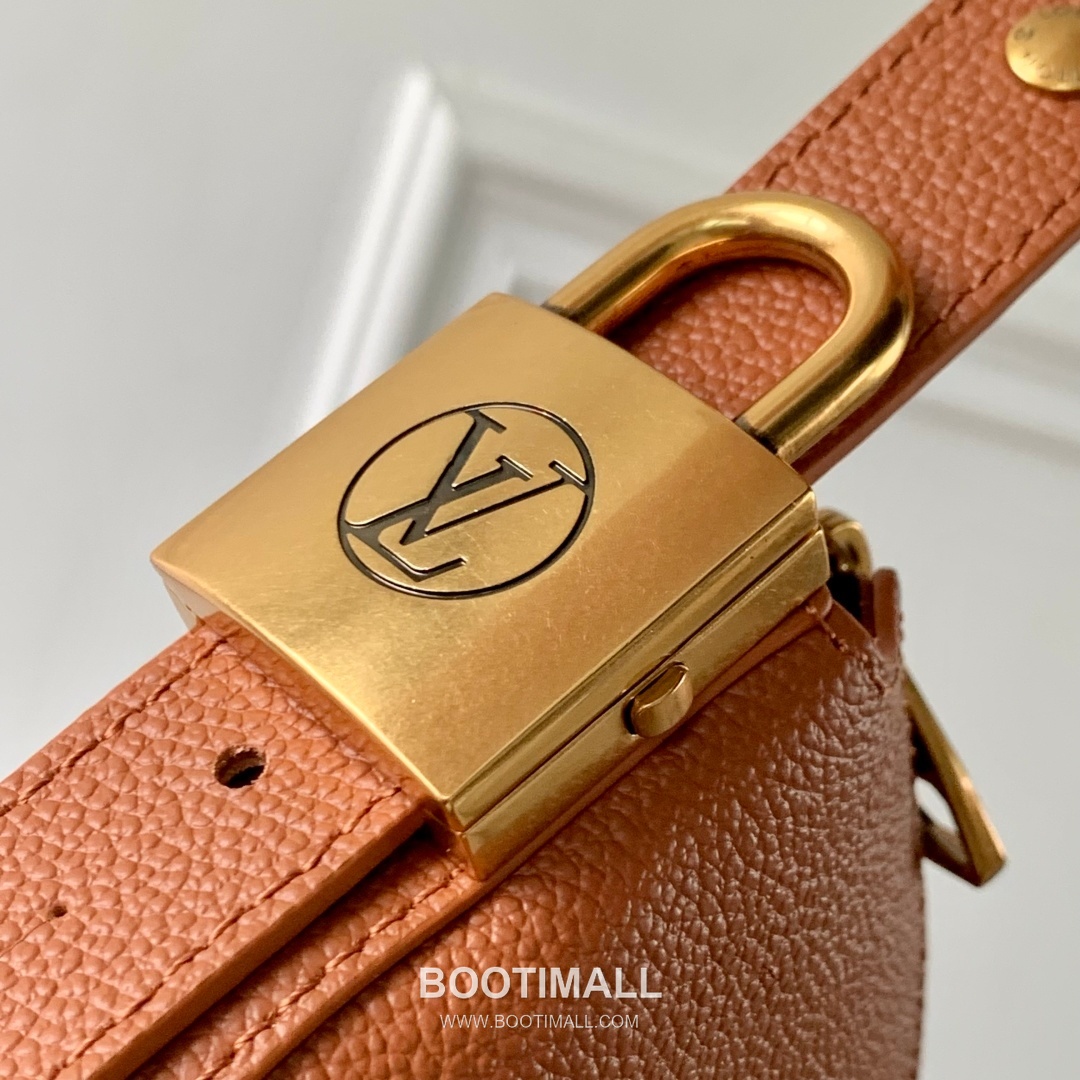 Louis Vuitton Low Key Cookie Calfskin Leather Shoulder Bag with Lock Pouch Detail 루이비통 로우키 쿠키 카프스킨 레더 숄더백 M14642 32cm 5