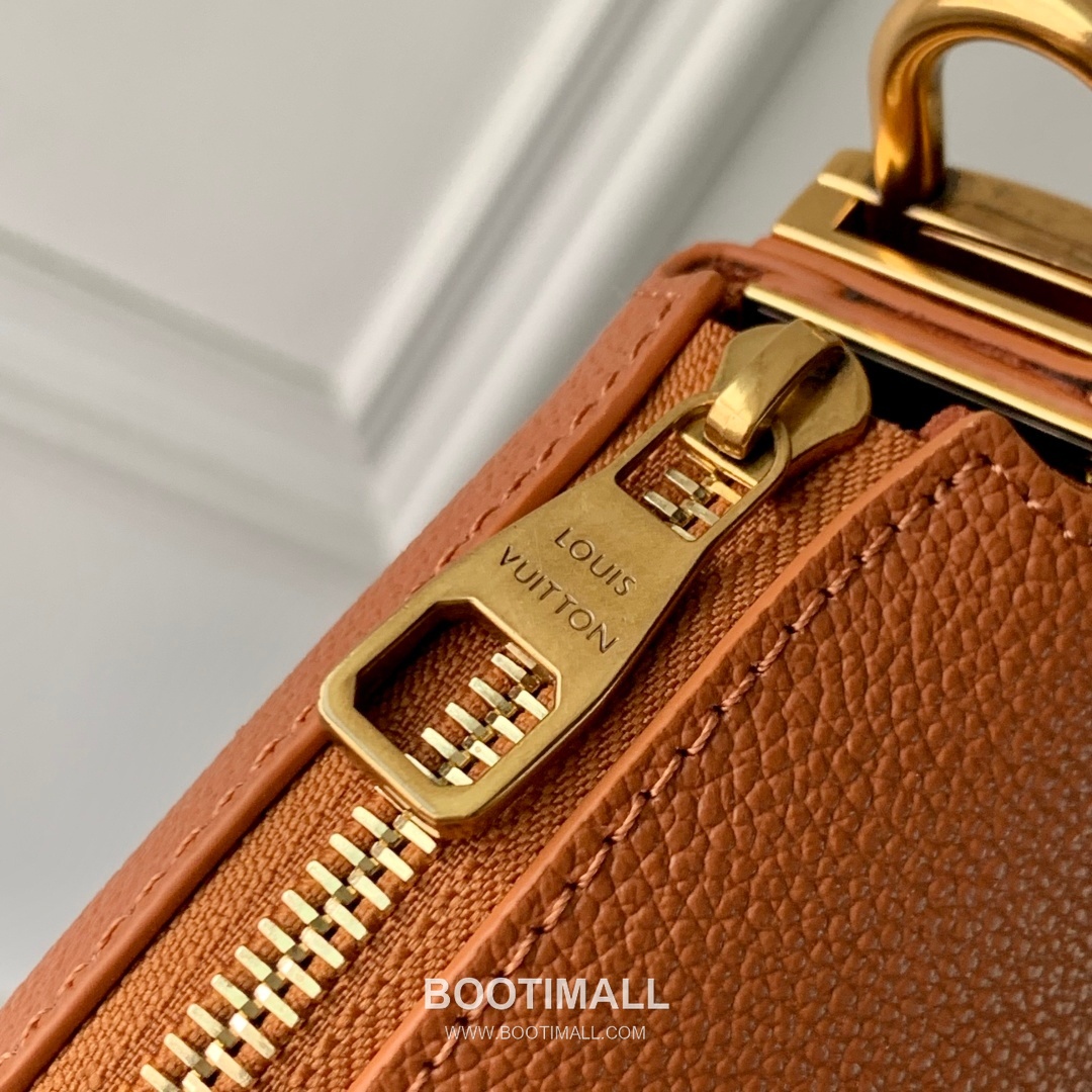 Louis Vuitton Low Key Cookie Calfskin Leather Shoulder Bag with Lock Pouch Detail 루이비통 로우키 쿠키 카프스킨 레더 숄더백 M14642 32cm 6