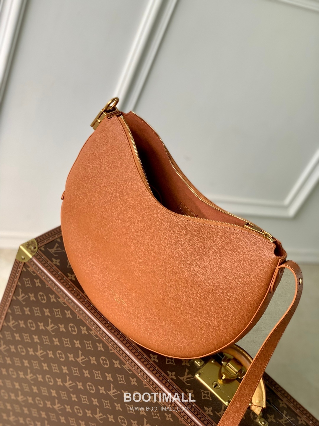 Louis Vuitton Low Key Cookie Calfskin Leather Shoulder Bag with Lock Pouch Detail 루이비통 로우키 쿠키 카프스킨 레더 숄더백 M14642 32cm 9