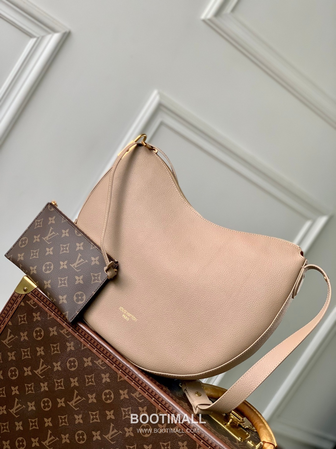Louis Vuitton Low Key Cookie Calfskin Leather Shoulder Bag with Lock Pouch Detail 루이비통 로우키 쿠키 카프스킨 레더 숄더백 M14635 32cm 1