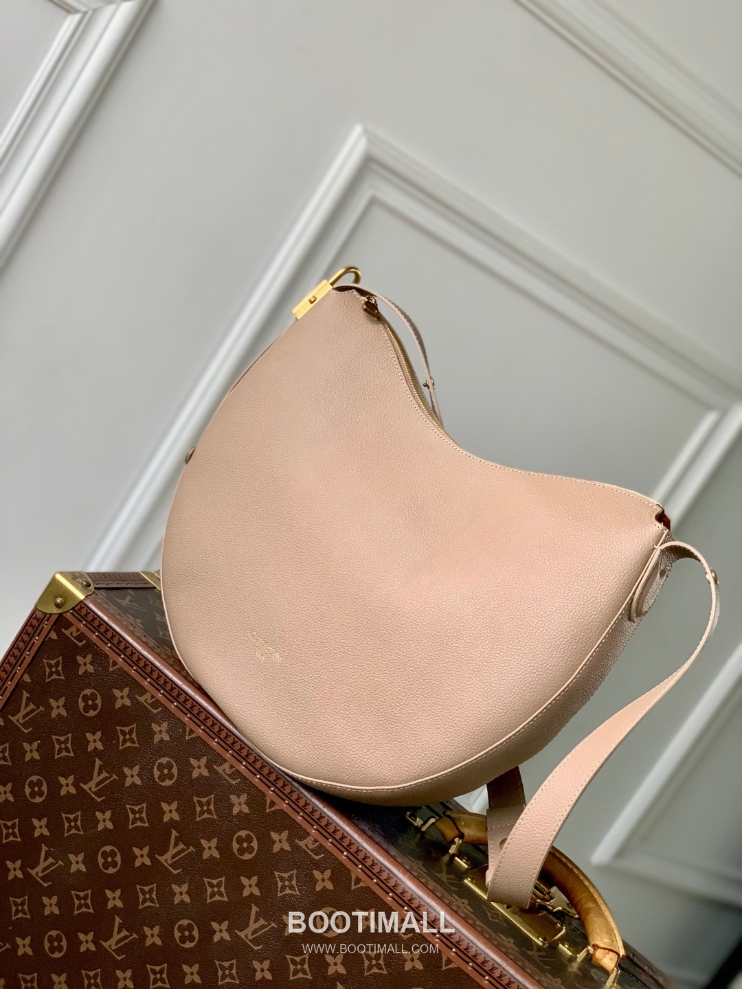 Louis Vuitton Low Key Cookie Calfskin Leather Shoulder Bag with Lock Pouch Detail 루이비통 로우키 쿠키 카프스킨 레더 숄더백 M14635 32cm 2