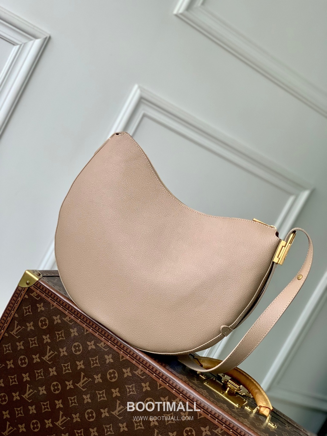 Louis Vuitton Low Key Cookie Calfskin Leather Shoulder Bag with Lock Pouch Detail 루이비통 로우키 쿠키 카프스킨 레더 숄더백 M14635 32cm 3