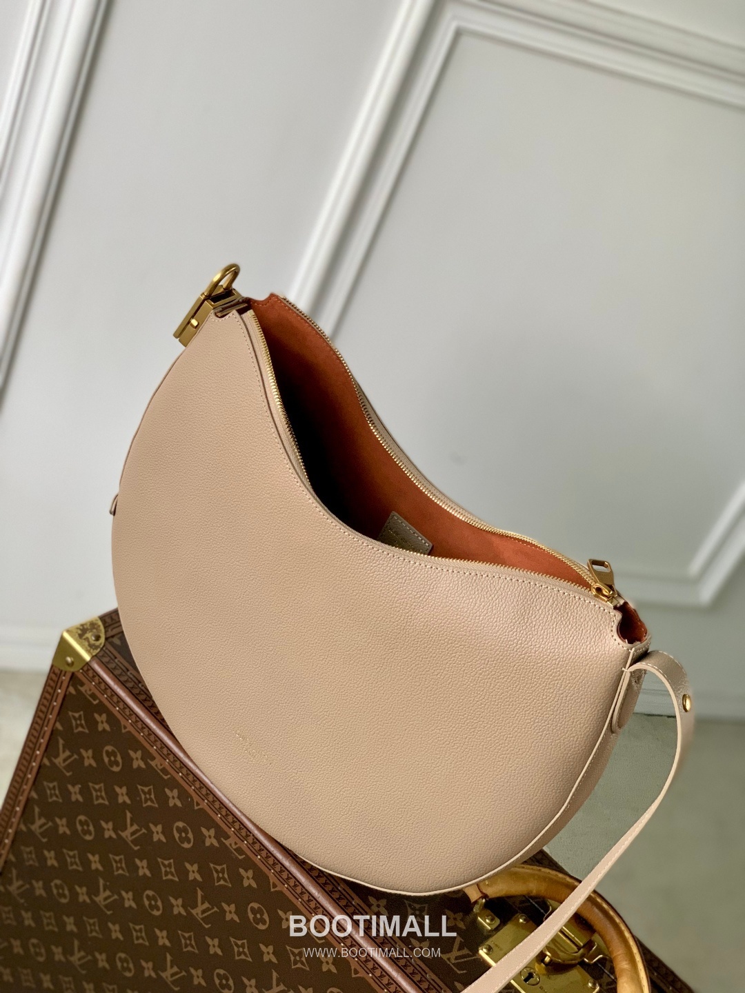 Louis Vuitton Low Key Cookie Calfskin Leather Shoulder Bag with Lock Pouch Detail 루이비통 로우키 쿠키 카프스킨 레더 숄더백 M14635 32cm 9