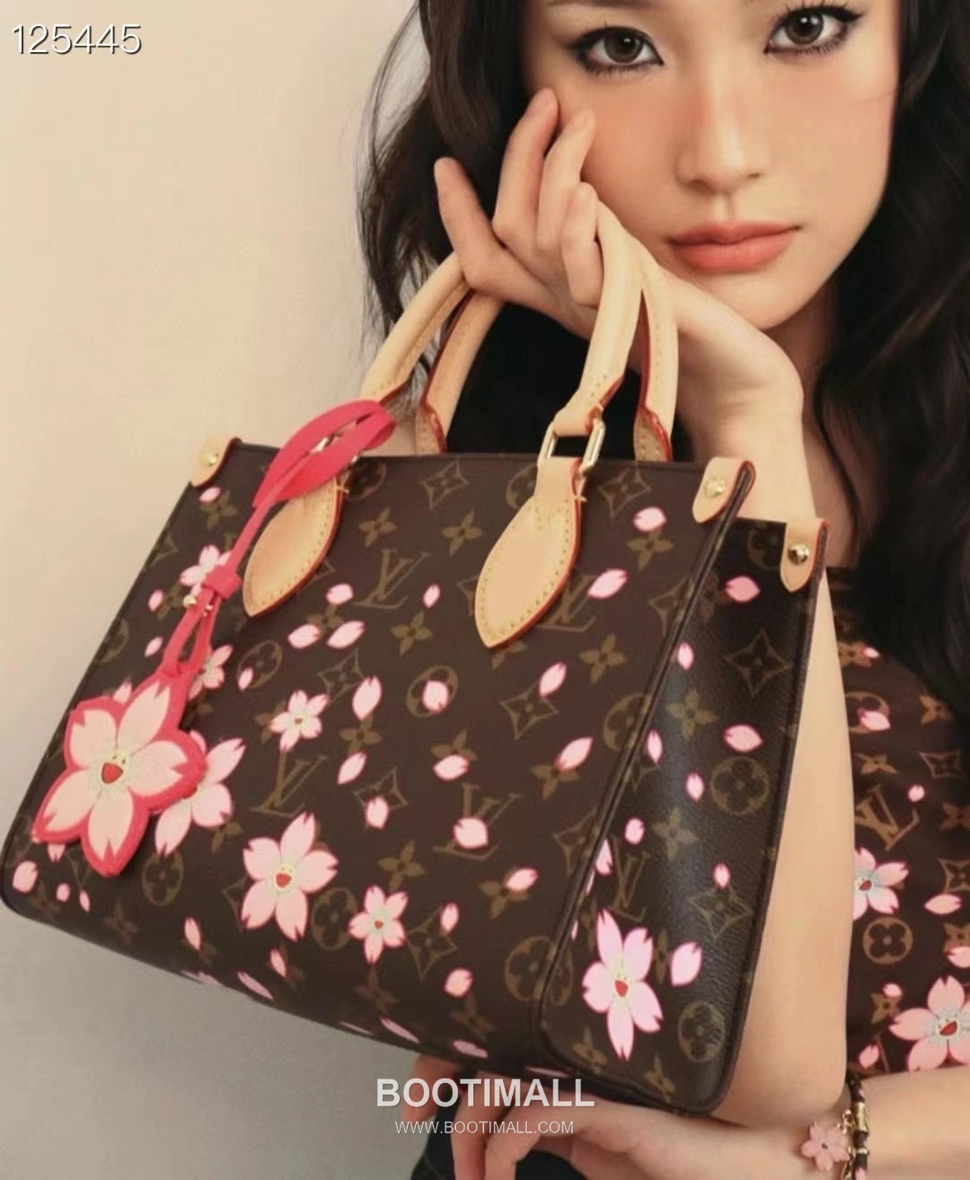 Louis Vuitton OnTheGo PM Monogram Canvas Tote Bag with Cherry Blossom Charm Detail 루이비통 온더고 PM 모노그램 캔버스 토트백 M13269 25cm 2