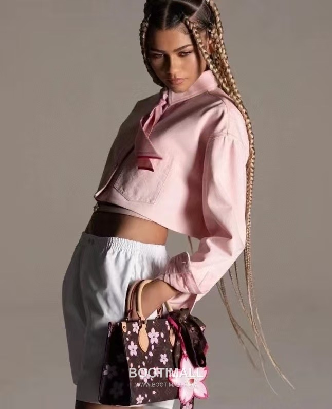 Louis Vuitton OnTheGo PM Monogram Canvas Tote Bag with Cherry Blossom Charm Detail 루이비통 온더고 PM 모노그램 캔버스 토트백 M13269 25cm 3