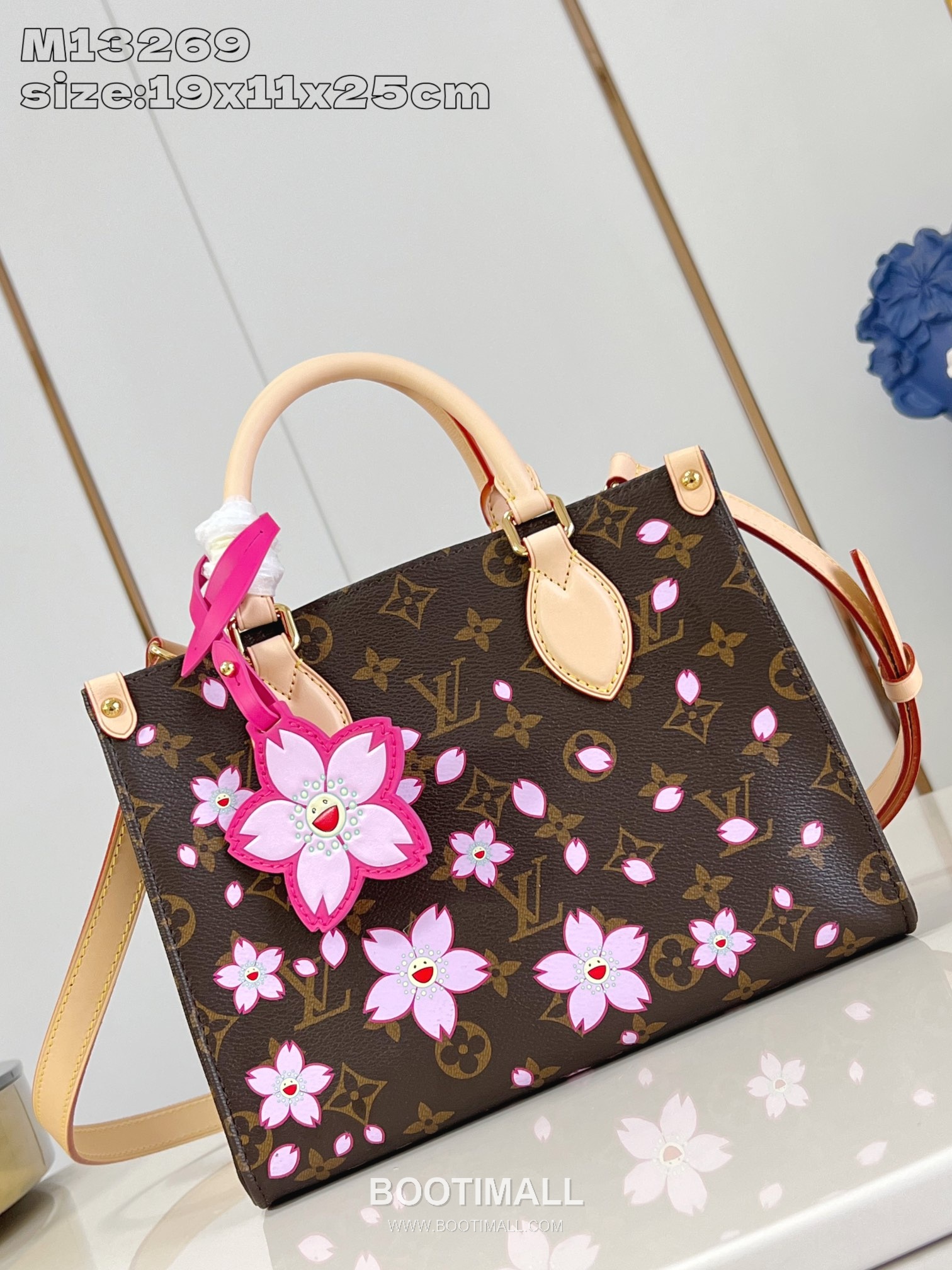 Louis Vuitton OnTheGo PM Monogram Canvas Tote Bag with Cherry Blossom Charm Detail 루이비통 온더고 PM 모노그램 캔버스 토트백 M13269 25cm 6