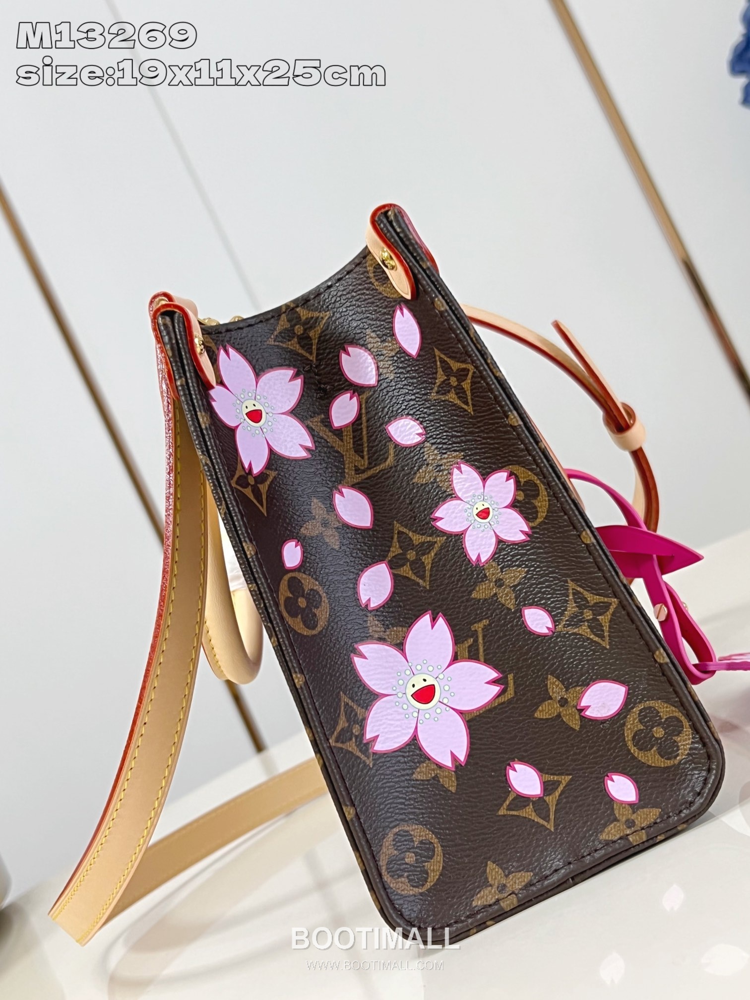 Louis Vuitton OnTheGo PM Monogram Canvas Tote Bag with Cherry Blossom Charm Detail 루이비통 온더고 PM 모노그램 캔버스 토트백 M13269 25cm 9