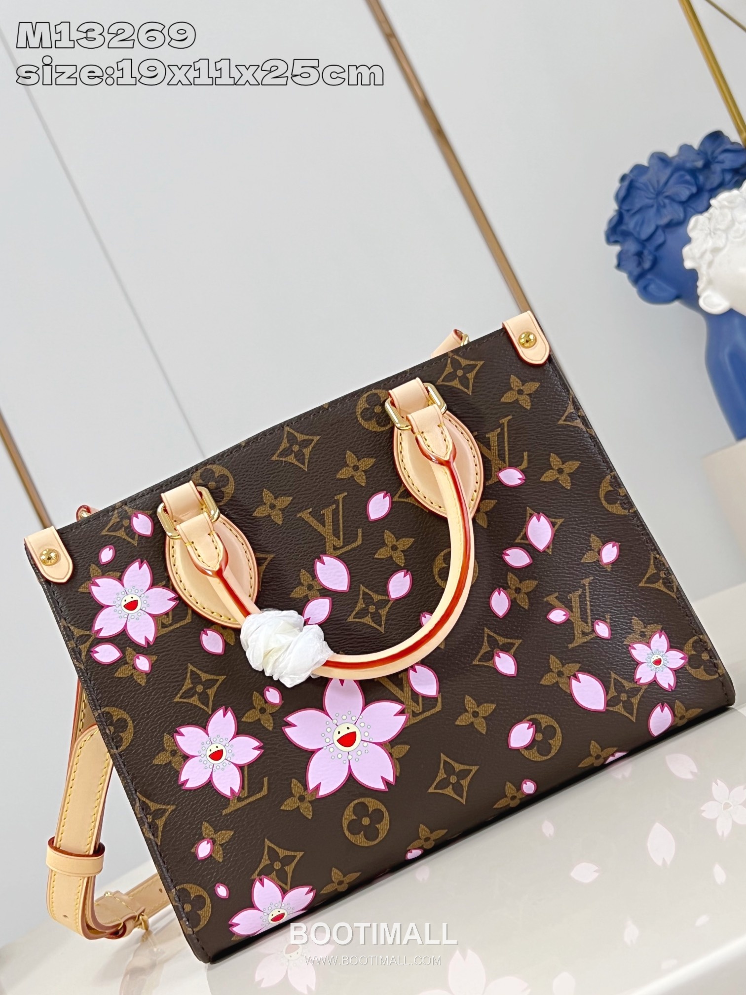 Louis Vuitton OnTheGo PM Monogram Canvas Tote Bag with Cherry Blossom Charm Detail 루이비통 온더고 PM 모노그램 캔버스 토트백 M13269 25cm 11