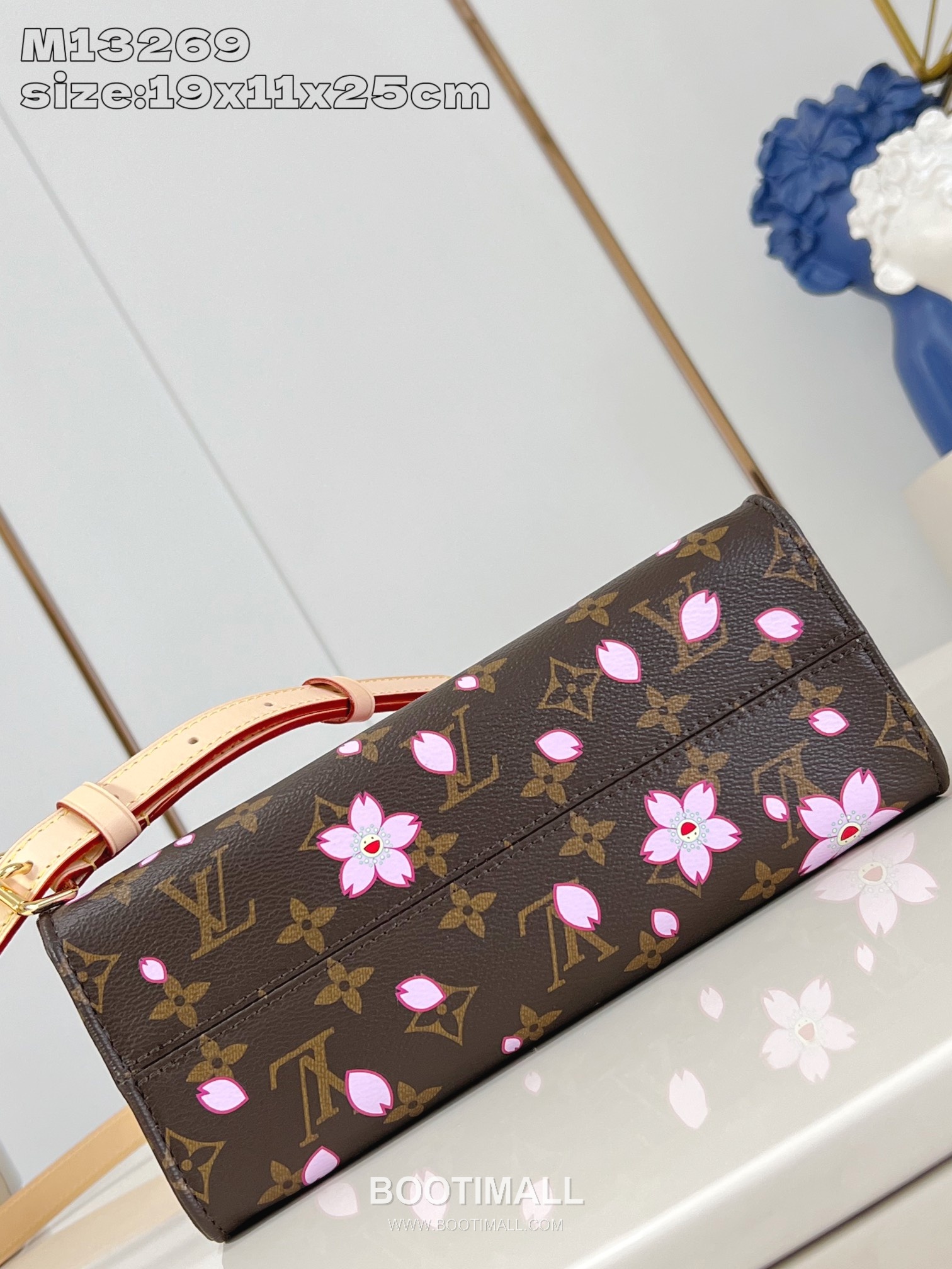 Louis Vuitton OnTheGo PM Monogram Canvas Tote Bag with Cherry Blossom Charm Detail 루이비통 온더고 PM 모노그램 캔버스 토트백 M13269 25cm 12