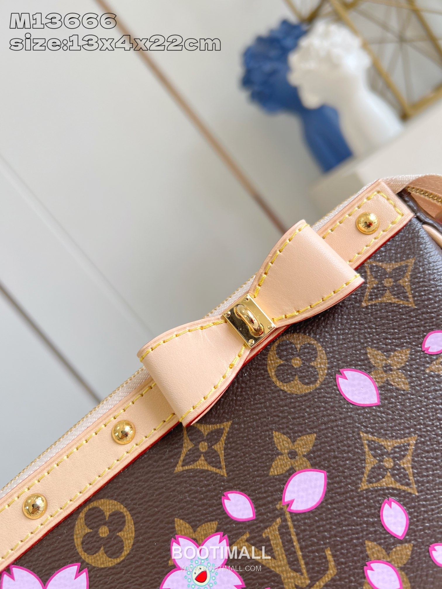 Louis Vuitton Pochette Accessoires Monogram Canvas Clutch Bag with Cherry Blossom Chain Lock Detail 루이비통 포쉐트 악세수아르 모노그램 캔버스 클러치백 M13666 22cm 2