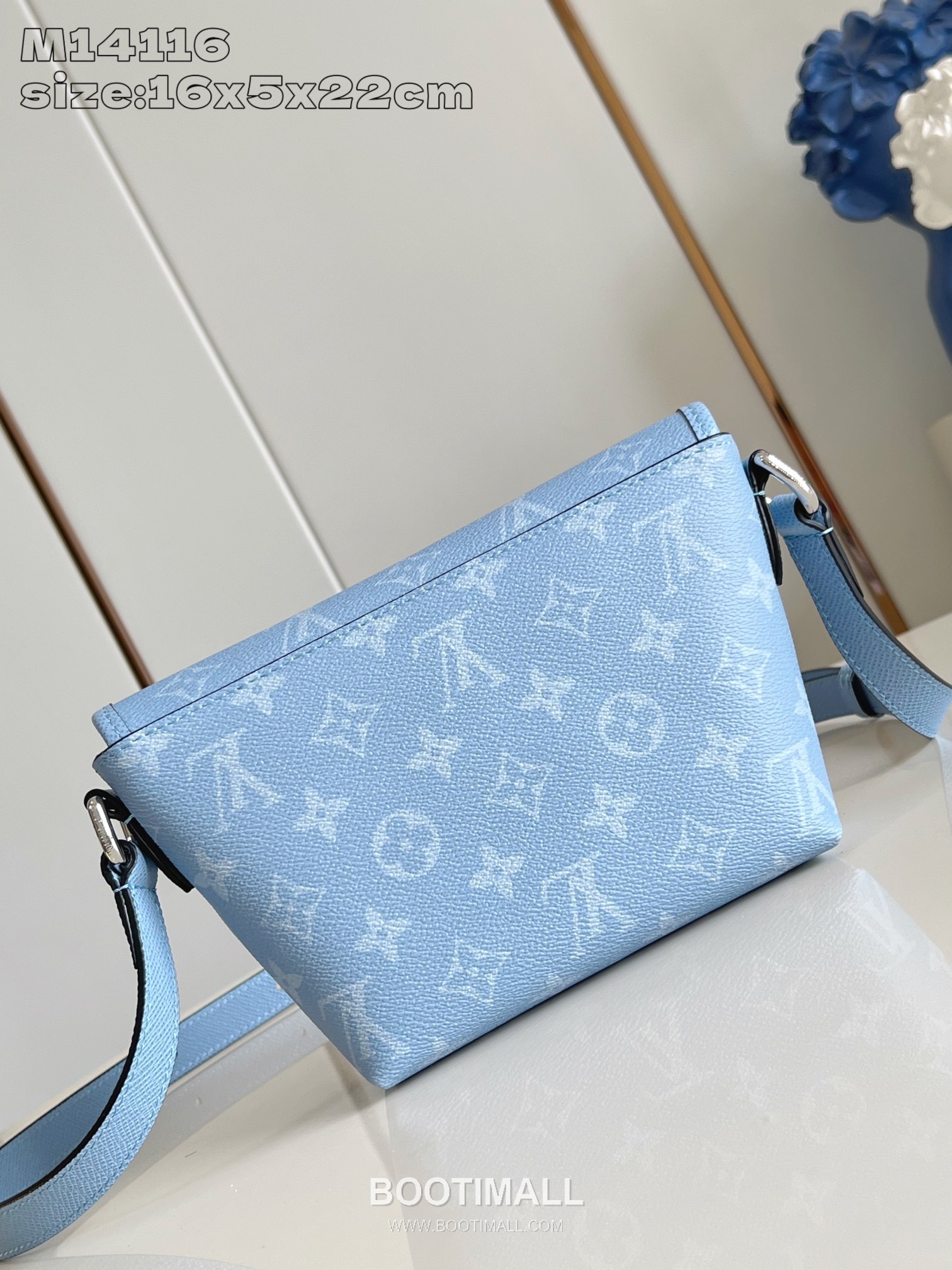 Louis Vuitton Pulse Mini Monogram Canvas Taïga Leather Shoulder Bag with Flap Zip Pocket Detail 루이비통 펄스 미니 모노그램 캔버스 타이가 레더 숄더백 M14116 22.5cm 4