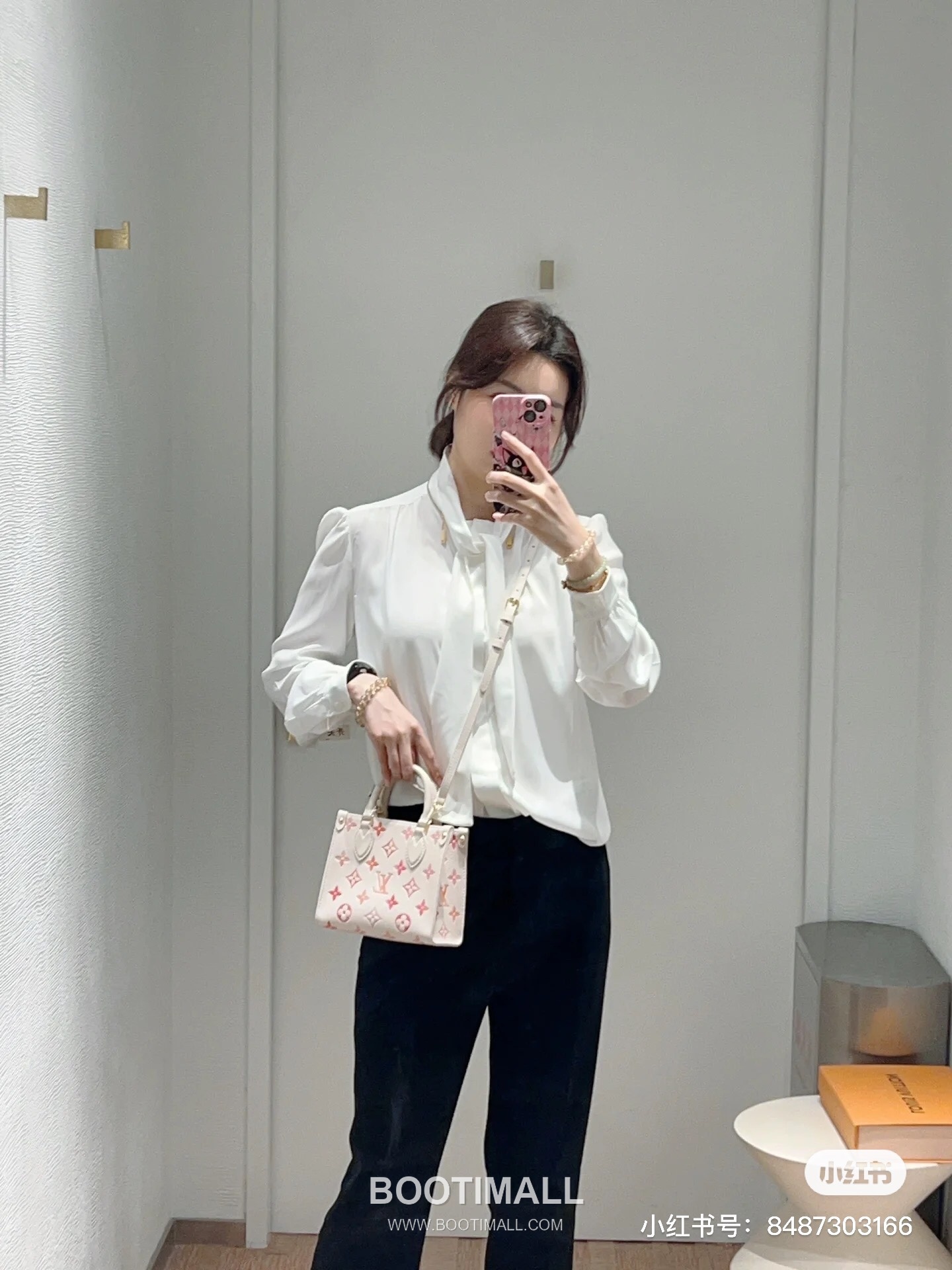 Louis Vuitton OnTheGo BB Calfskin Leather Tote Bag with Strap Monogram Watercolor Detail 루이비통 온더고 BB 카프스킨 레더 토트백 M47115 18cm 8