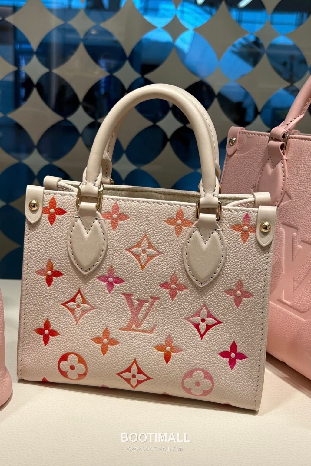 Louis Vuitton OnTheGo BB Calfskin Leather Tote Bag with Strap Monogram Watercolor Detail 루이비통 온더고 BB 카프스킨 레더 토트백 M47115 18cm 9