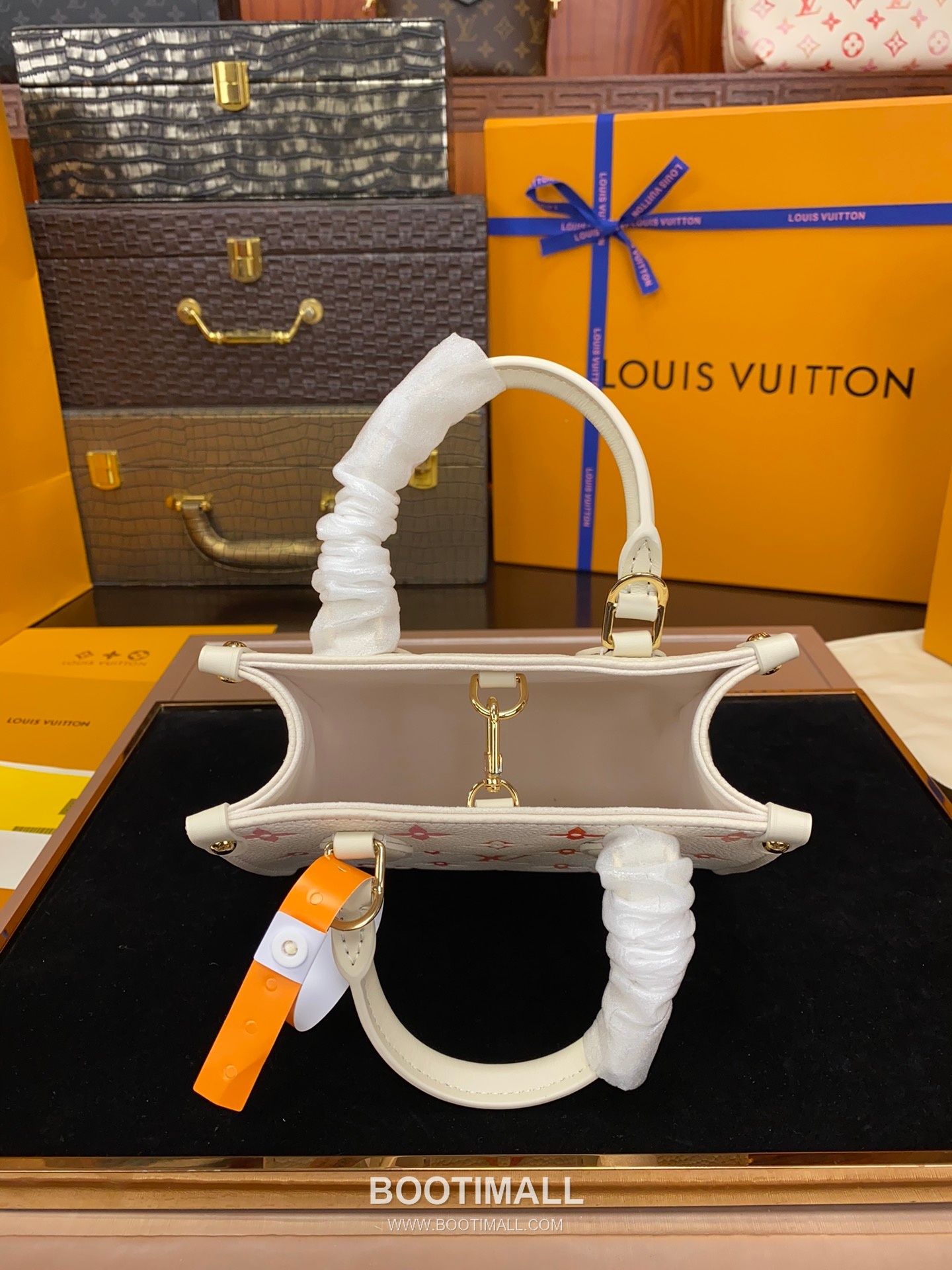 Louis Vuitton OnTheGo BB Calfskin Leather Tote Bag with Strap Monogram Watercolor Detail 루이비통 온더고 BB 카프스킨 레더 토트백 M47115 18cm 16