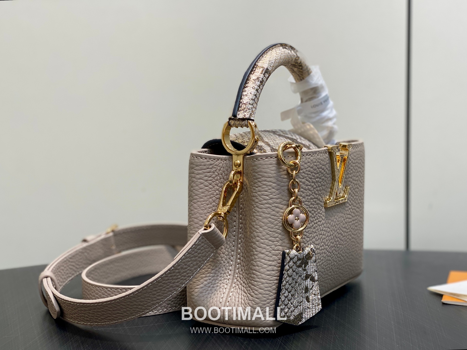 Louis Vuitton Capucines Mini Taurillon Leather Top Handle Bag with Python Trim Chain Detail 루이비통 카퓌신 미니 타우릴론 레더 탑핸들백 M89369 21cm 2