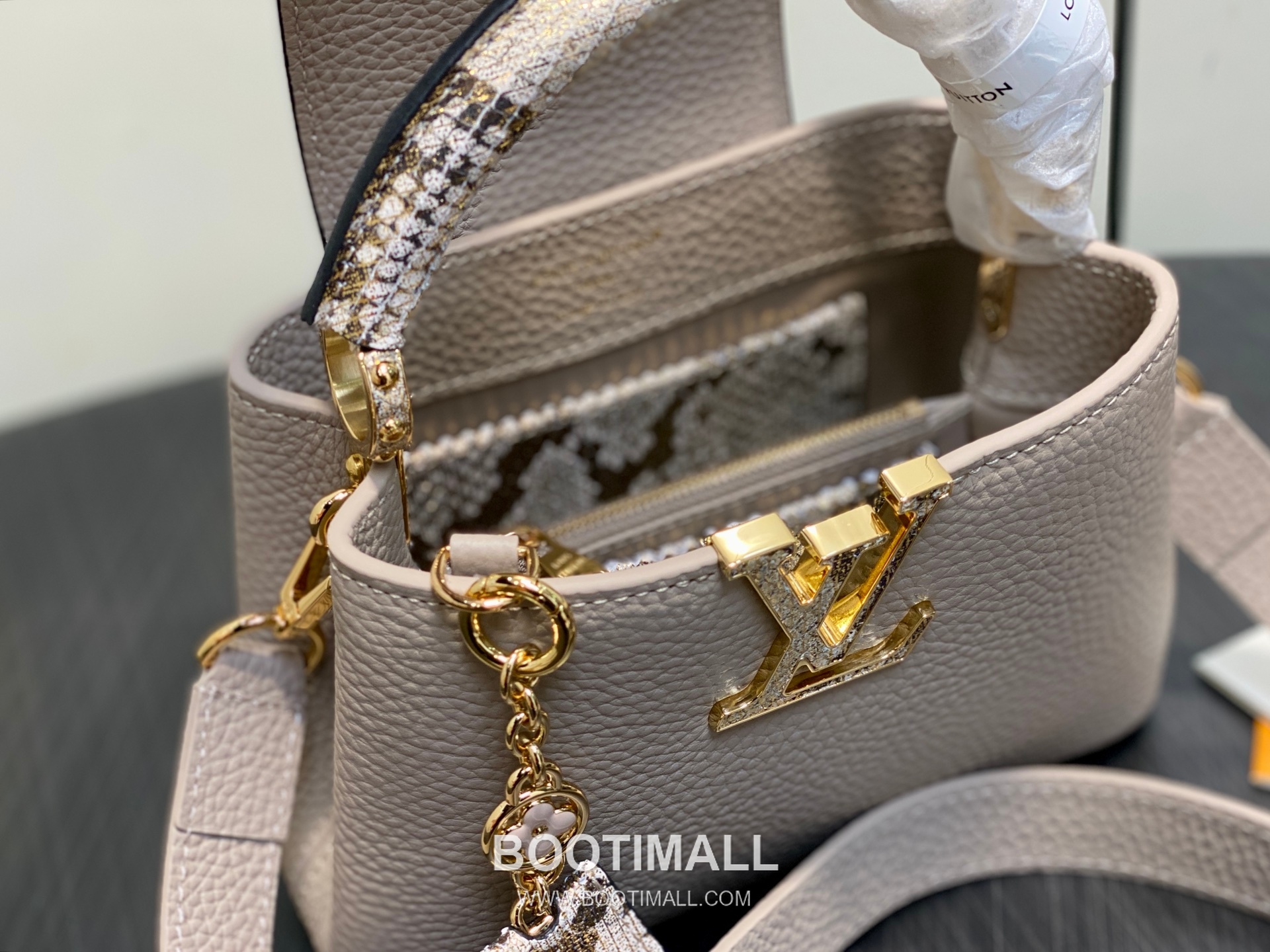 Louis Vuitton Capucines Mini Taurillon Leather Top Handle Bag with Python Trim Chain Detail 루이비통 카퓌신 미니 타우릴론 레더 탑핸들백 M89369 21cm 10