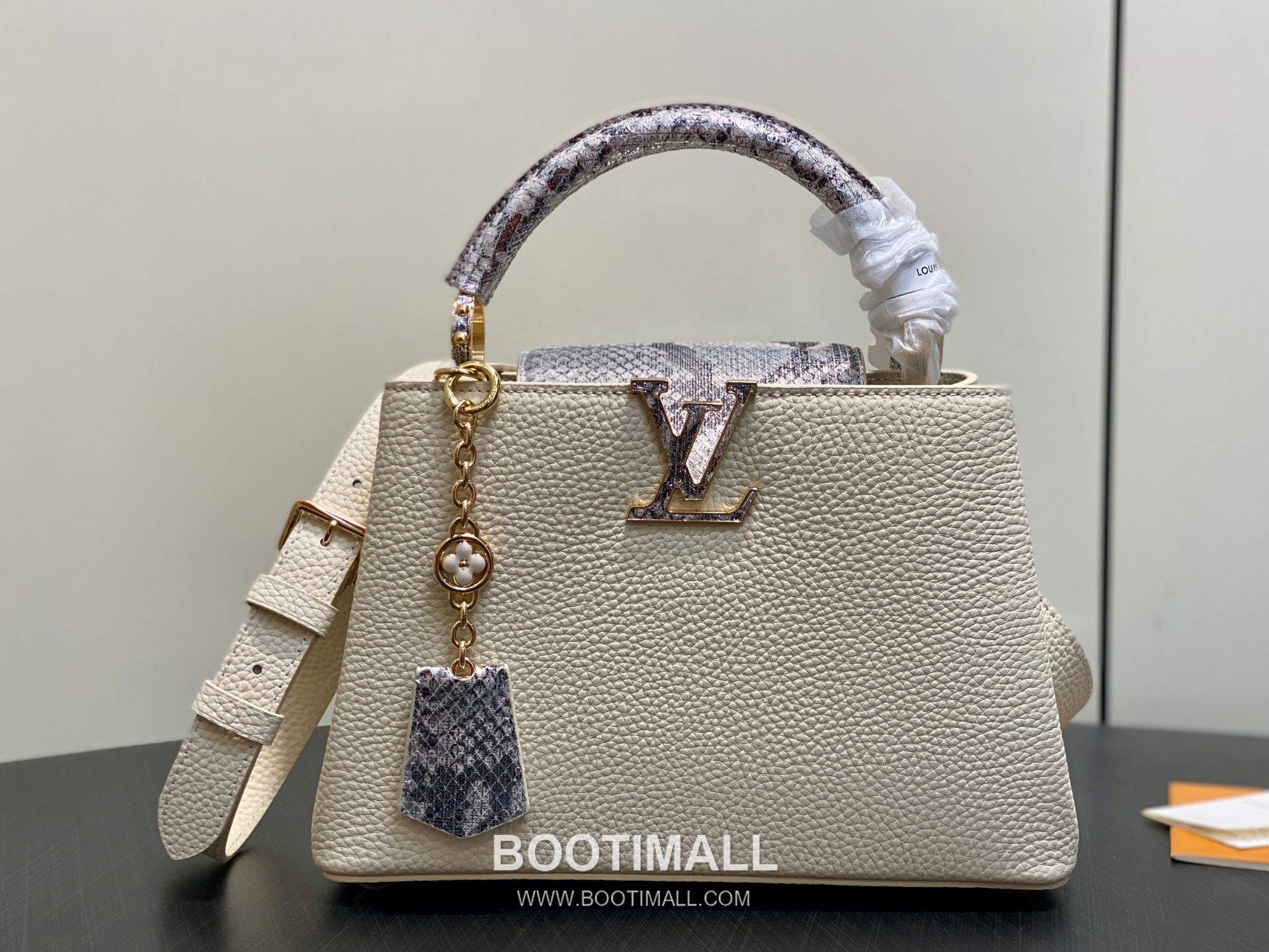 Louis Vuitton Capucines BB Taurillon Leather Top Handle Bag with Python Trim Chain Detail 루이비통 카퓌신 BB 타우릴론 레더 탑핸들백 M89369 27cm 1