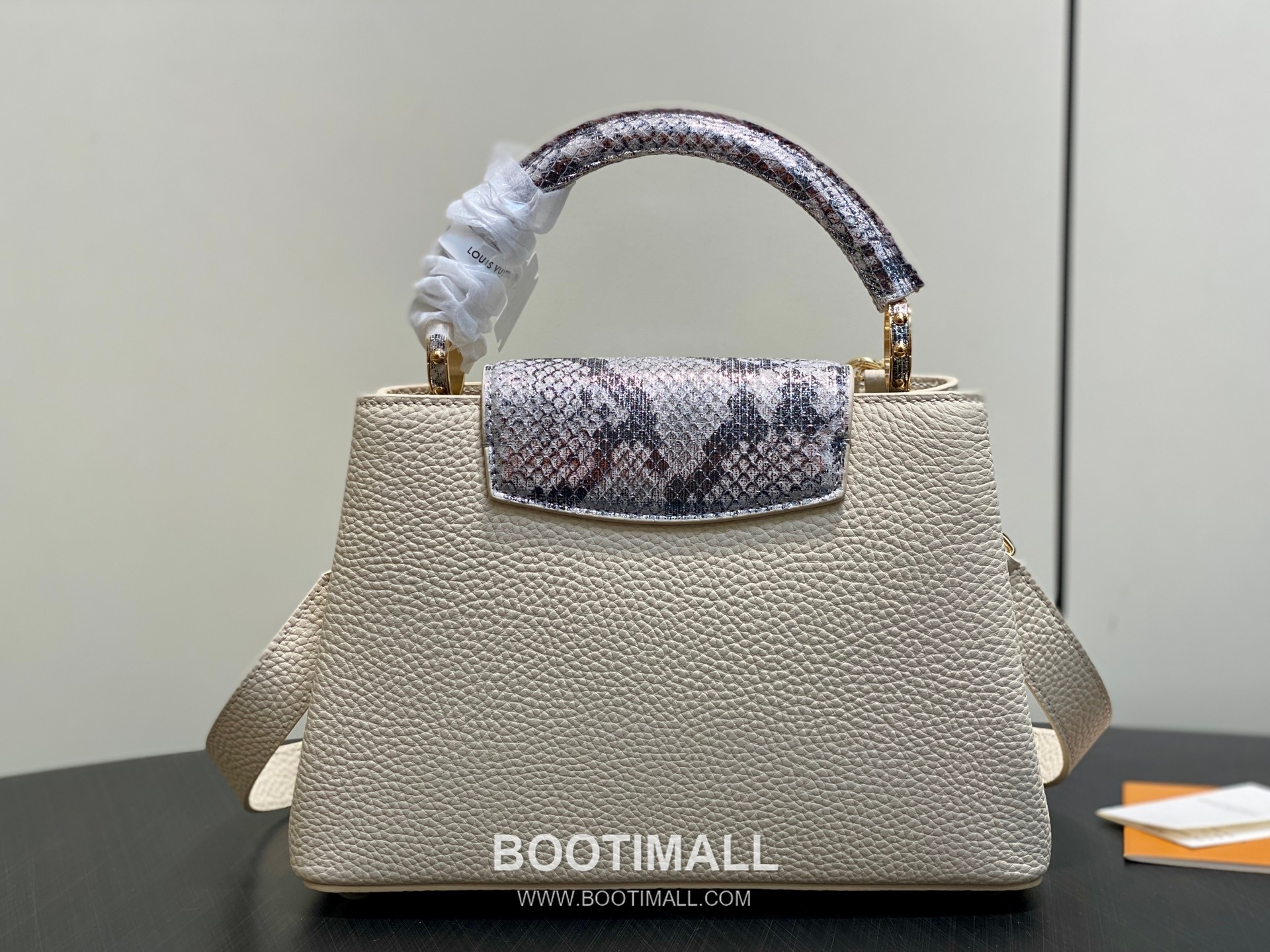 Louis Vuitton Capucines BB Taurillon Leather Top Handle Bag with Python Trim Chain Detail 루이비통 카퓌신 BB 타우릴론 레더 탑핸들백 M89369 27cm 3