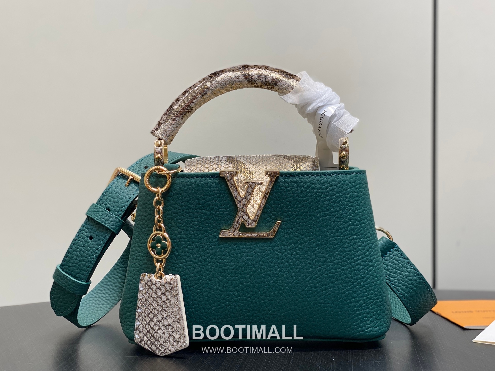 Louis Vuitton Capucines Mini Taurillon Leather Top Handle Bag with Python Trim Chain Detail 루이비통 카퓌신 미니 타우릴론 레더 탑핸들백 M89369 21cm 1