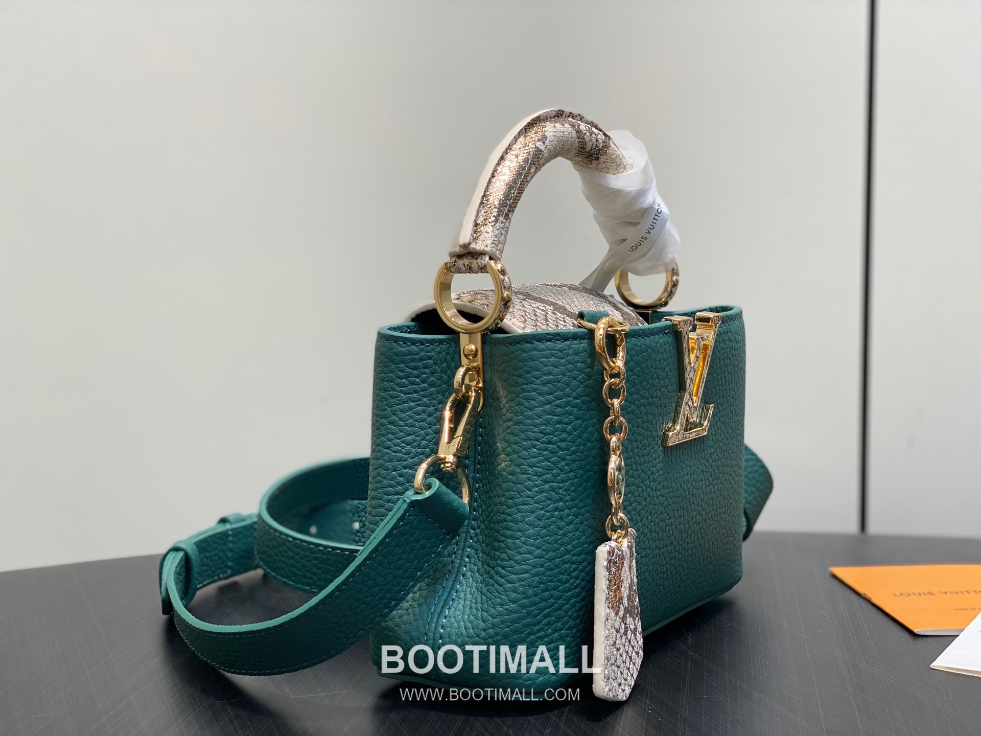 Louis Vuitton Capucines Mini Taurillon Leather Top Handle Bag with Python Trim Chain Detail 루이비통 카퓌신 미니 타우릴론 레더 탑핸들백 M89369 21cm 2