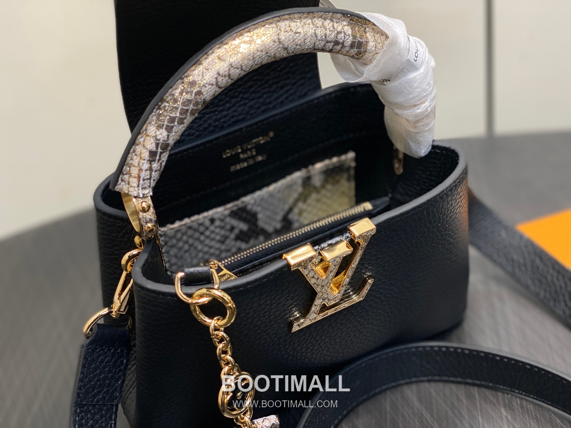 Louis Vuitton Capucines Mini Taurillon Leather Top Handle Bag with Python Trim Chain Detail 루이비통 카퓌신 미니 타우릴론 레더 탑핸들백 M89369 21cm 9