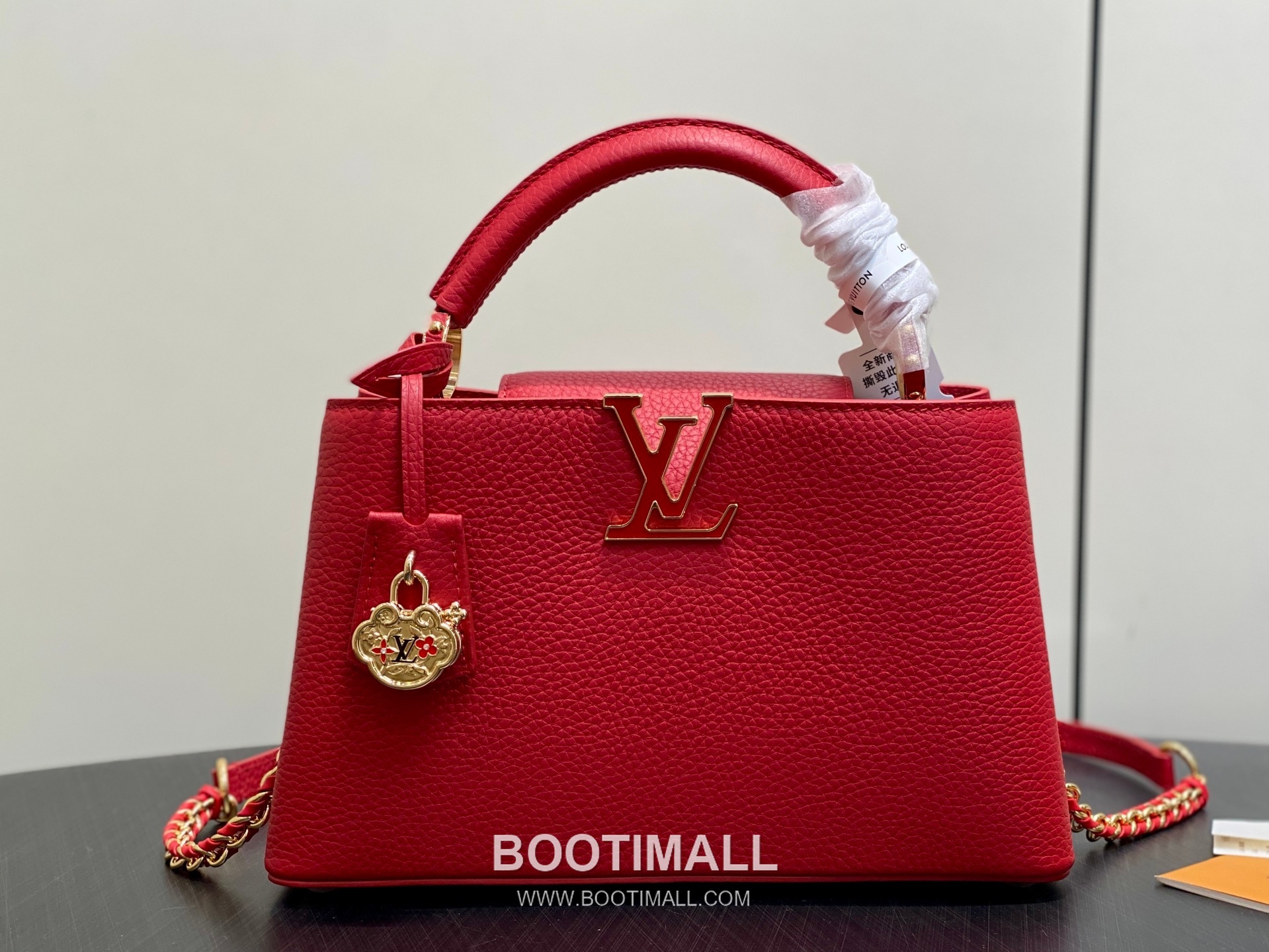 Louis Vuitton Capucines East-West Taurillon Leather Top Handle Bag with Chain Strap Logo Detail 루이비통 카퓌신 이스트웨스트 타우릴론 레더 탑핸들백 M27300 29cm 1