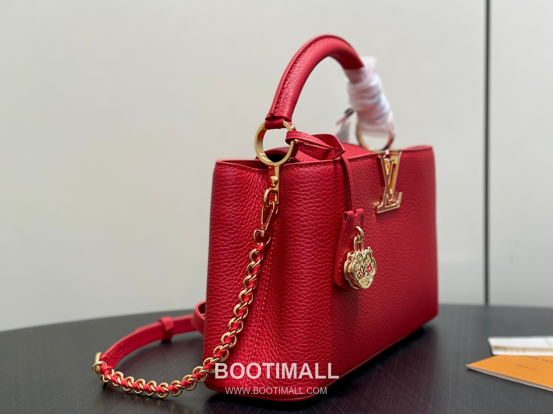 Louis Vuitton Capucines East-West Taurillon Leather Top Handle Bag with Chain Strap Logo Detail 루이비통 카퓌신 이스트웨스트 타우릴론 레더 탑핸들백 M27300 29cm 2