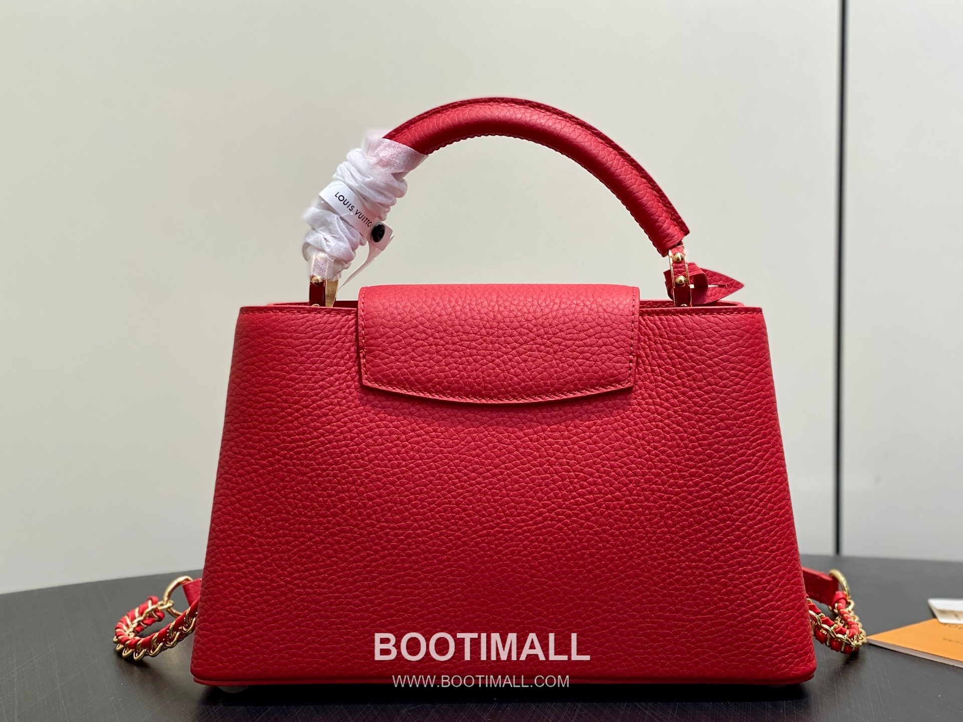 Louis Vuitton Capucines East-West Taurillon Leather Top Handle Bag with Chain Strap Logo Detail 루이비통 카퓌신 이스트웨스트 타우릴론 레더 탑핸들백 M27300 29cm 3