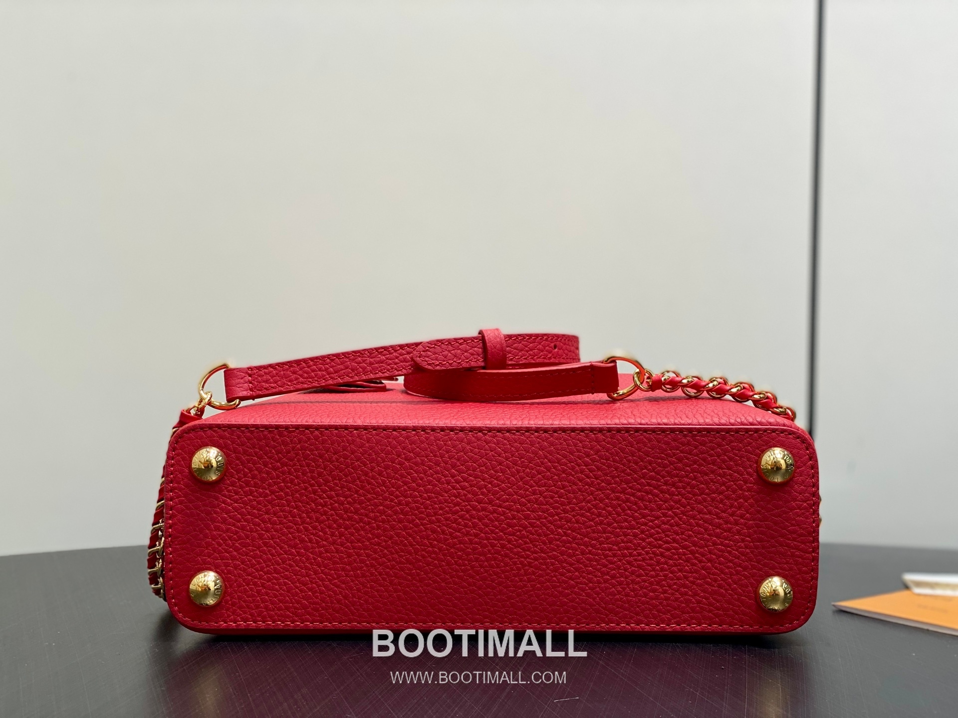 Louis Vuitton Capucines East-West Taurillon Leather Top Handle Bag with Chain Strap Logo Detail 루이비통 카퓌신 이스트웨스트 타우릴론 레더 탑핸들백 M27300 29cm 4