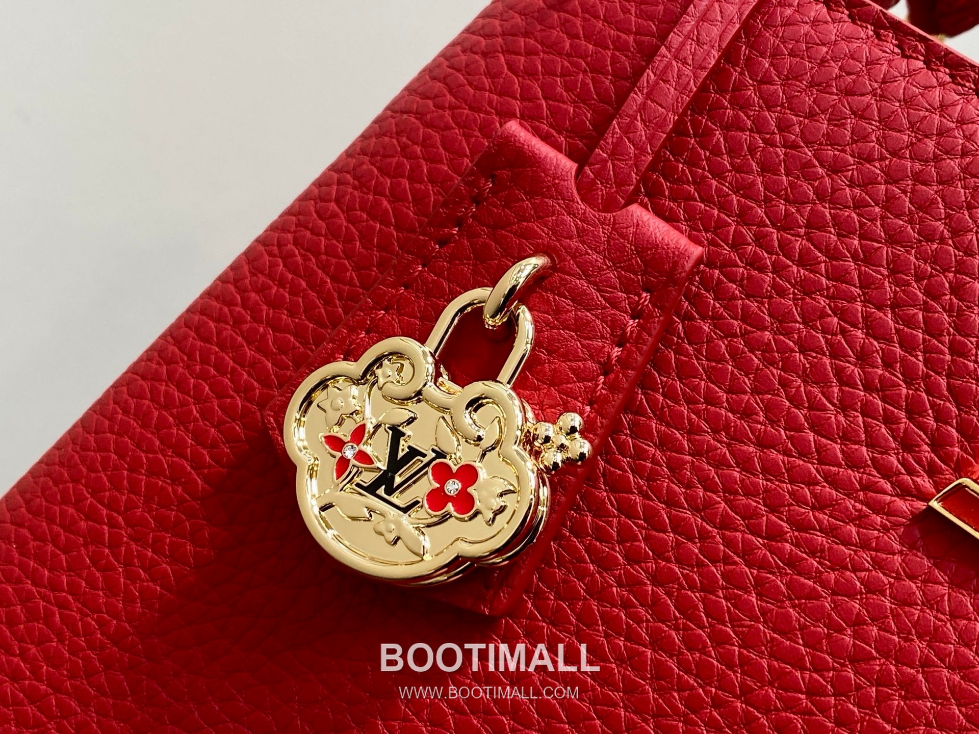 Louis Vuitton Capucines East-West Taurillon Leather Top Handle Bag with Chain Strap Logo Detail 루이비통 카퓌신 이스트웨스트 타우릴론 레더 탑핸들백 M27300 29cm 6