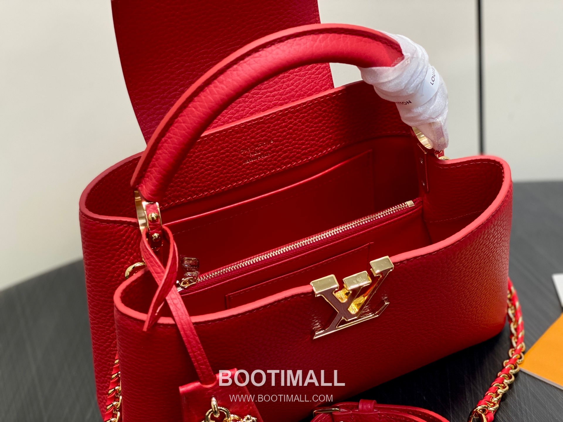 Louis Vuitton Capucines East-West Taurillon Leather Top Handle Bag with Chain Strap Logo Detail 루이비통 카퓌신 이스트웨스트 타우릴론 레더 탑핸들백 M27300 29cm 9