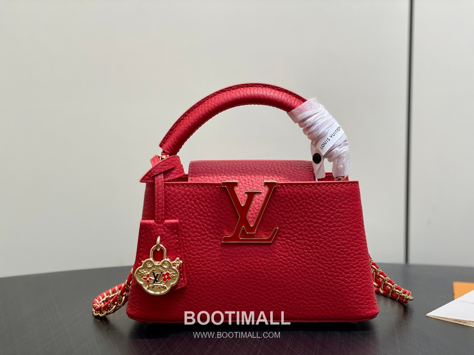 Louis Vuitton Capucines East-West Mini Taurillon Leather Top Handle Bag with Chain Strap Logo Detail 루이비통 카퓌신 이스트웨스트 미니 타우릴론 레더 탑핸들백 M27300 22cm 1