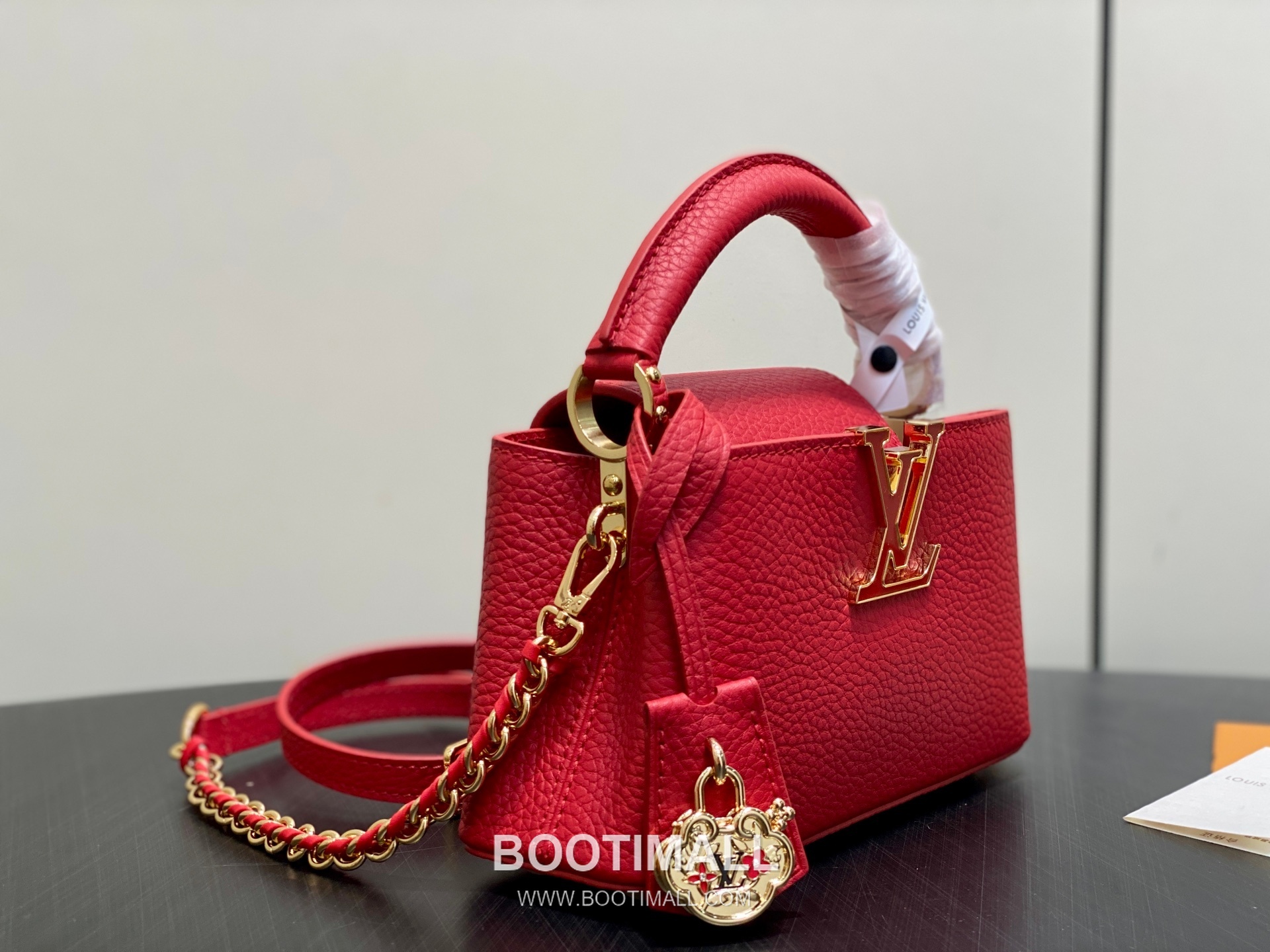 Louis Vuitton Capucines East-West Mini Taurillon Leather Top Handle Bag with Chain Strap Logo Detail 루이비통 카퓌신 이스트웨스트 미니 타우릴론 레더 탑핸들백 M27300 22cm 2