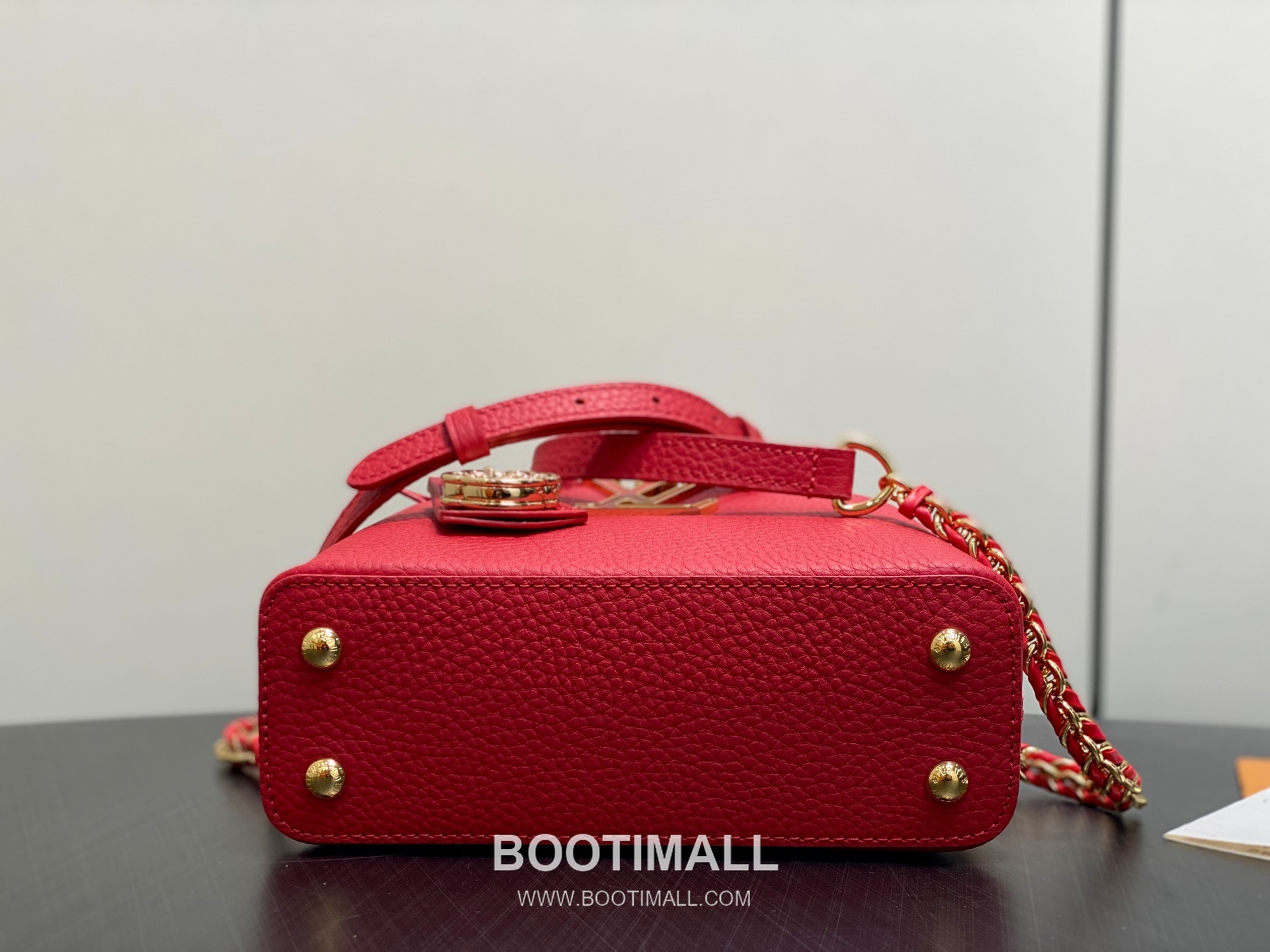 Louis Vuitton Capucines East-West Mini Taurillon Leather Top Handle Bag with Chain Strap Logo Detail 루이비통 카퓌신 이스트웨스트 미니 타우릴론 레더 탑핸들백 M27300 22cm 4