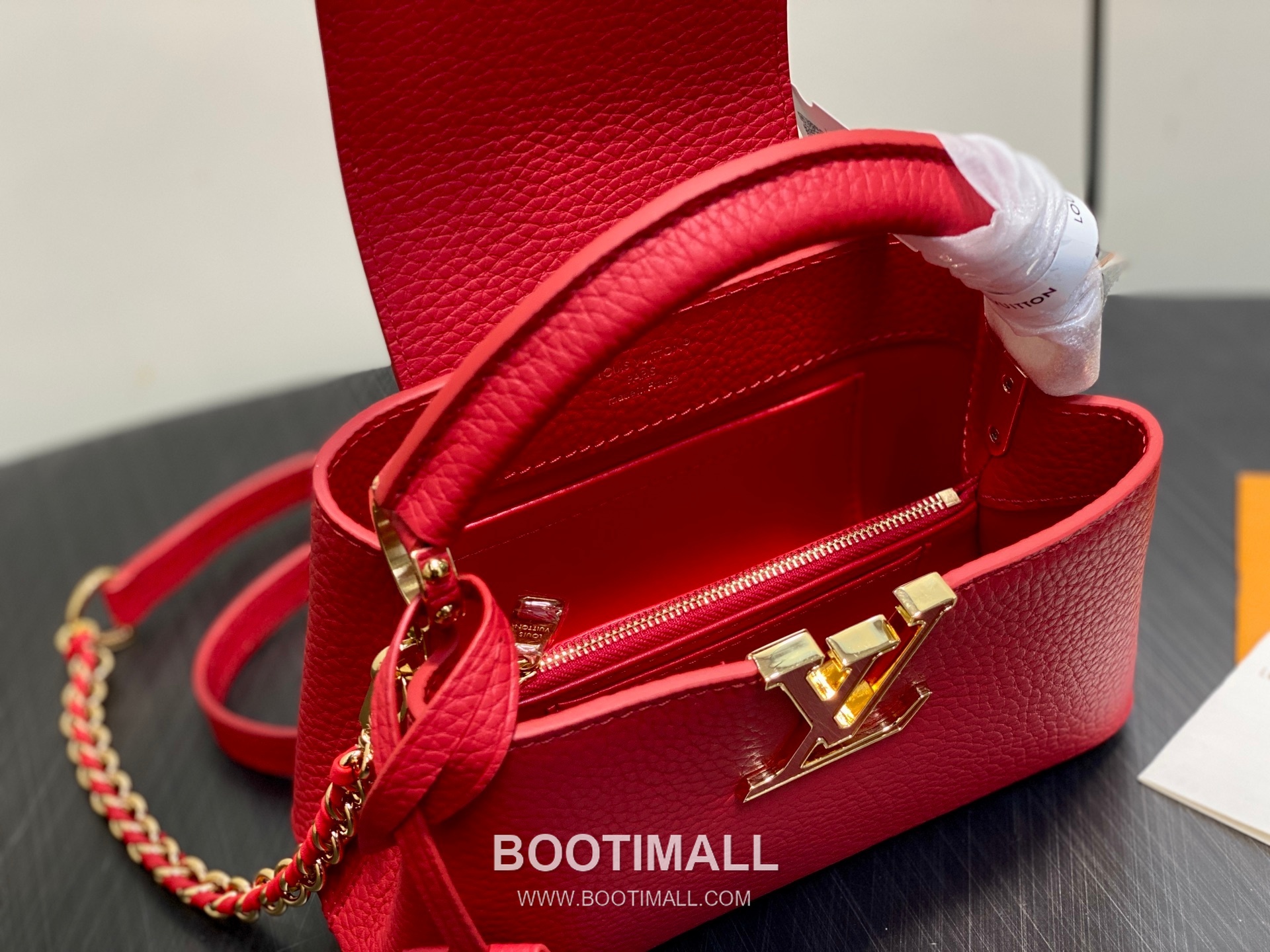 Louis Vuitton Capucines East-West Mini Taurillon Leather Top Handle Bag with Chain Strap Logo Detail 루이비통 카퓌신 이스트웨스트 미니 타우릴론 레더 탑핸들백 M27300 22cm 9