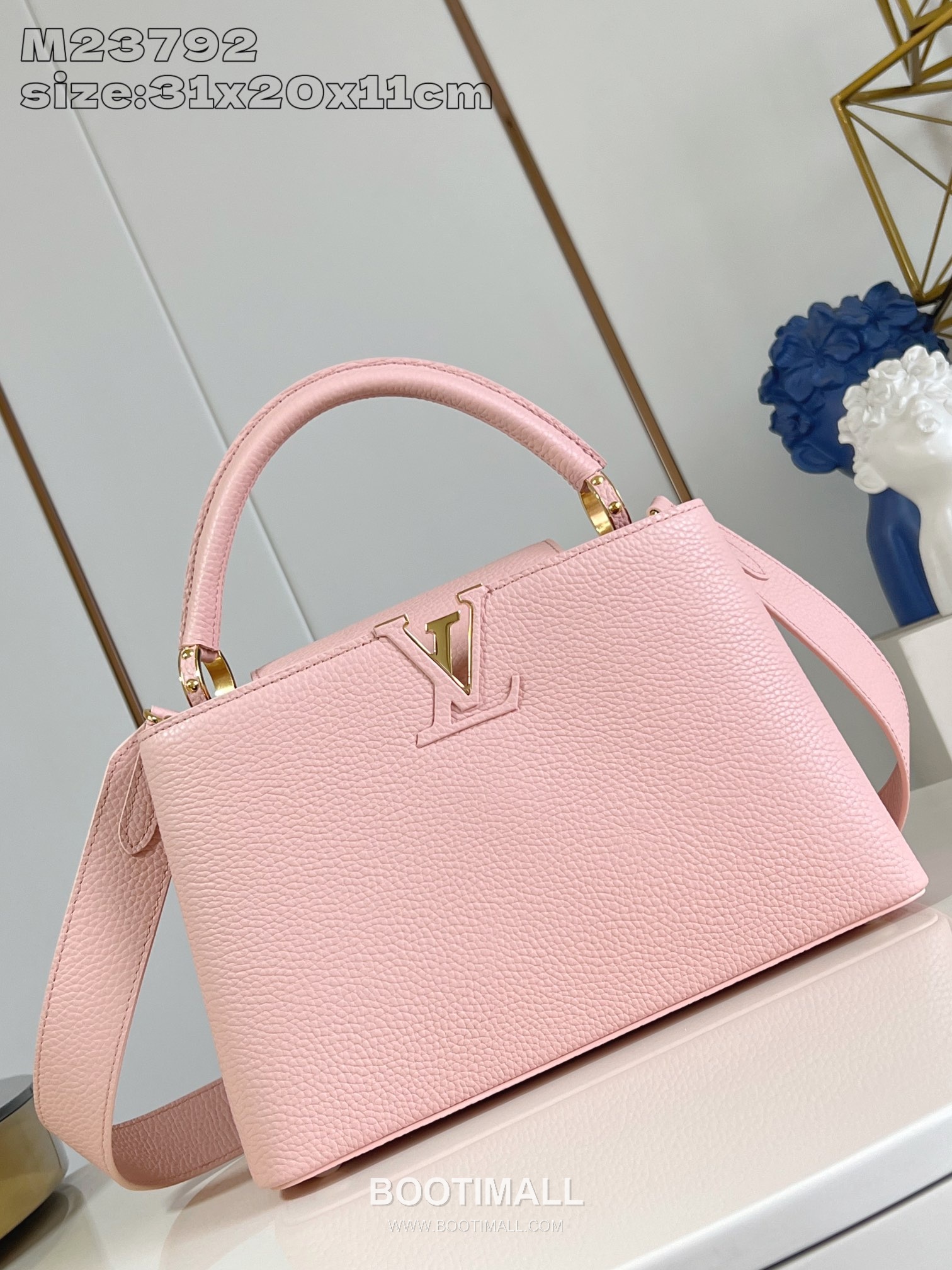 Louis Vuitton Capucines MM Taurillon Leather Top Handle Bag with Strap Logo Detail 루이비통 카퓌신 MM 타우릴론 레더 탑핸들백 M23792 31.5cm 2