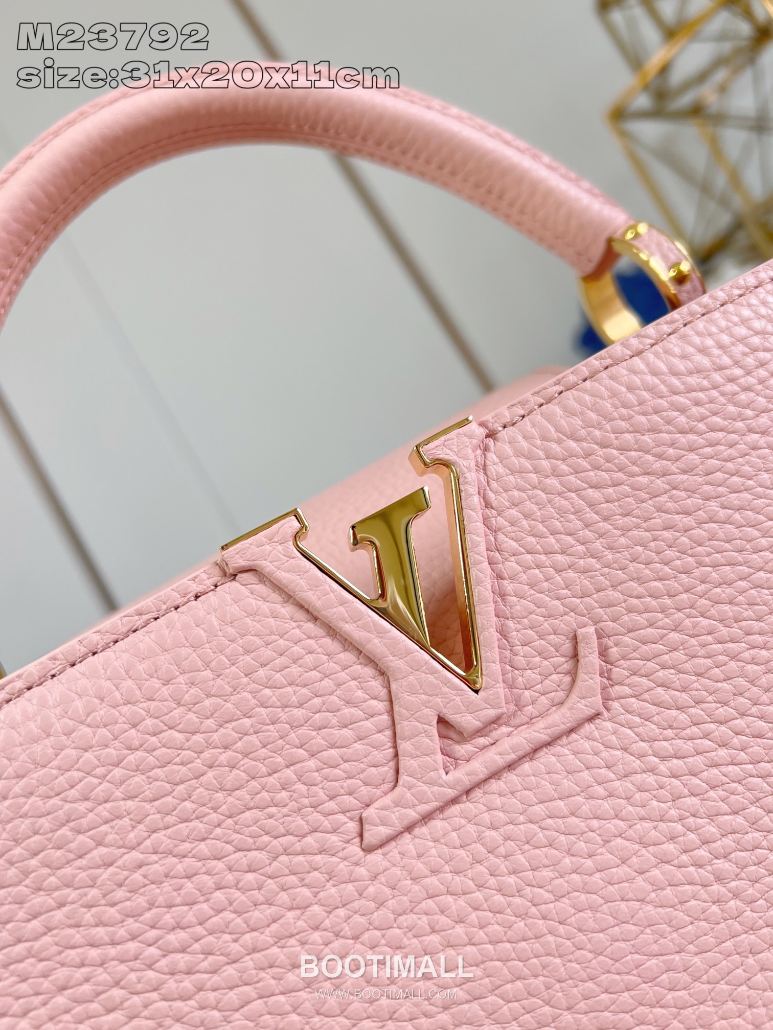 Louis Vuitton Capucines MM Taurillon Leather Top Handle Bag with Strap Logo Detail 루이비통 카퓌신 MM 타우릴론 레더 탑핸들백 M23792 31.5cm 3
