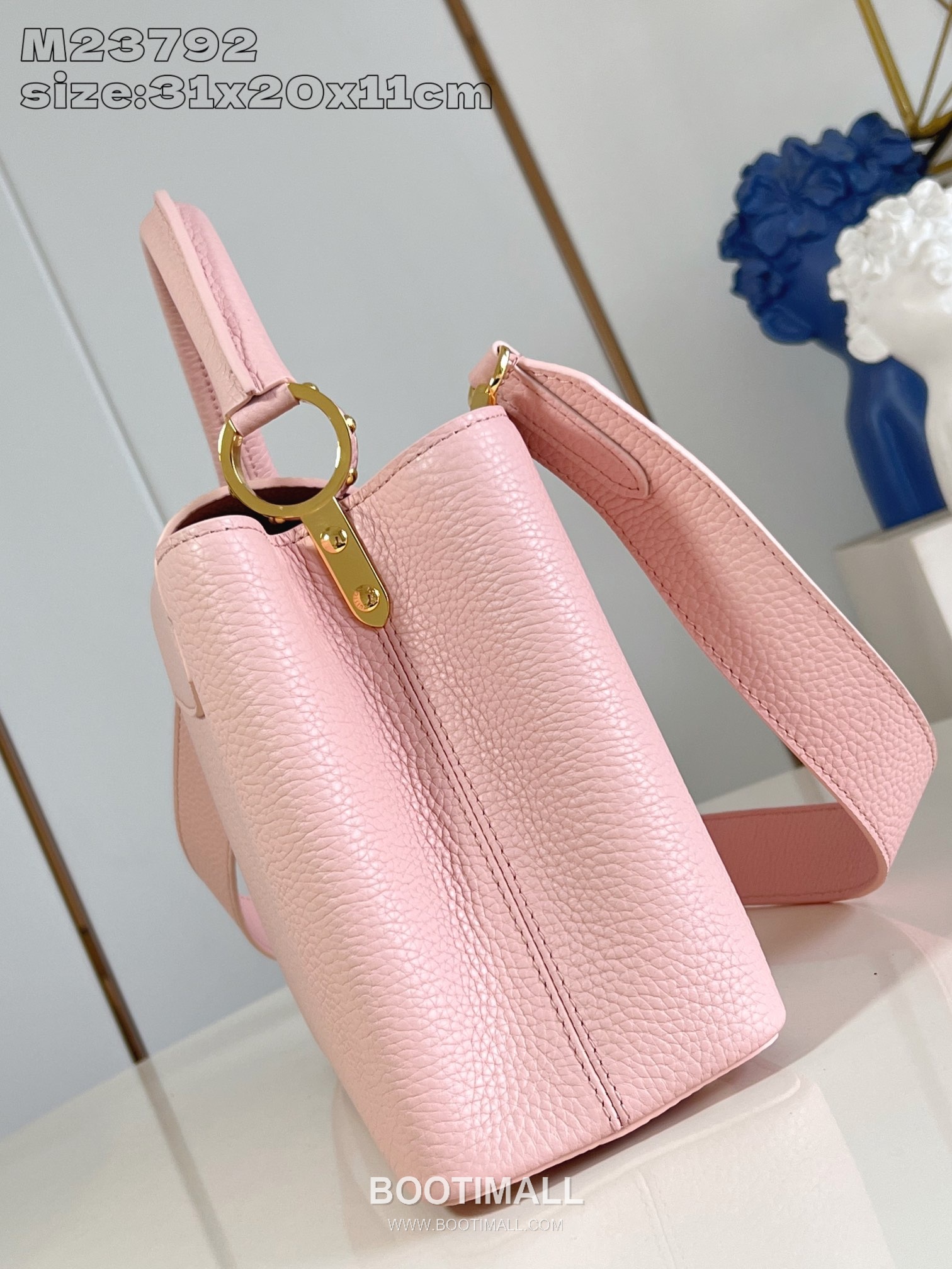 Louis Vuitton Capucines MM Taurillon Leather Top Handle Bag with Strap Logo Detail 루이비통 카퓌신 MM 타우릴론 레더 탑핸들백 M23792 31.5cm 4