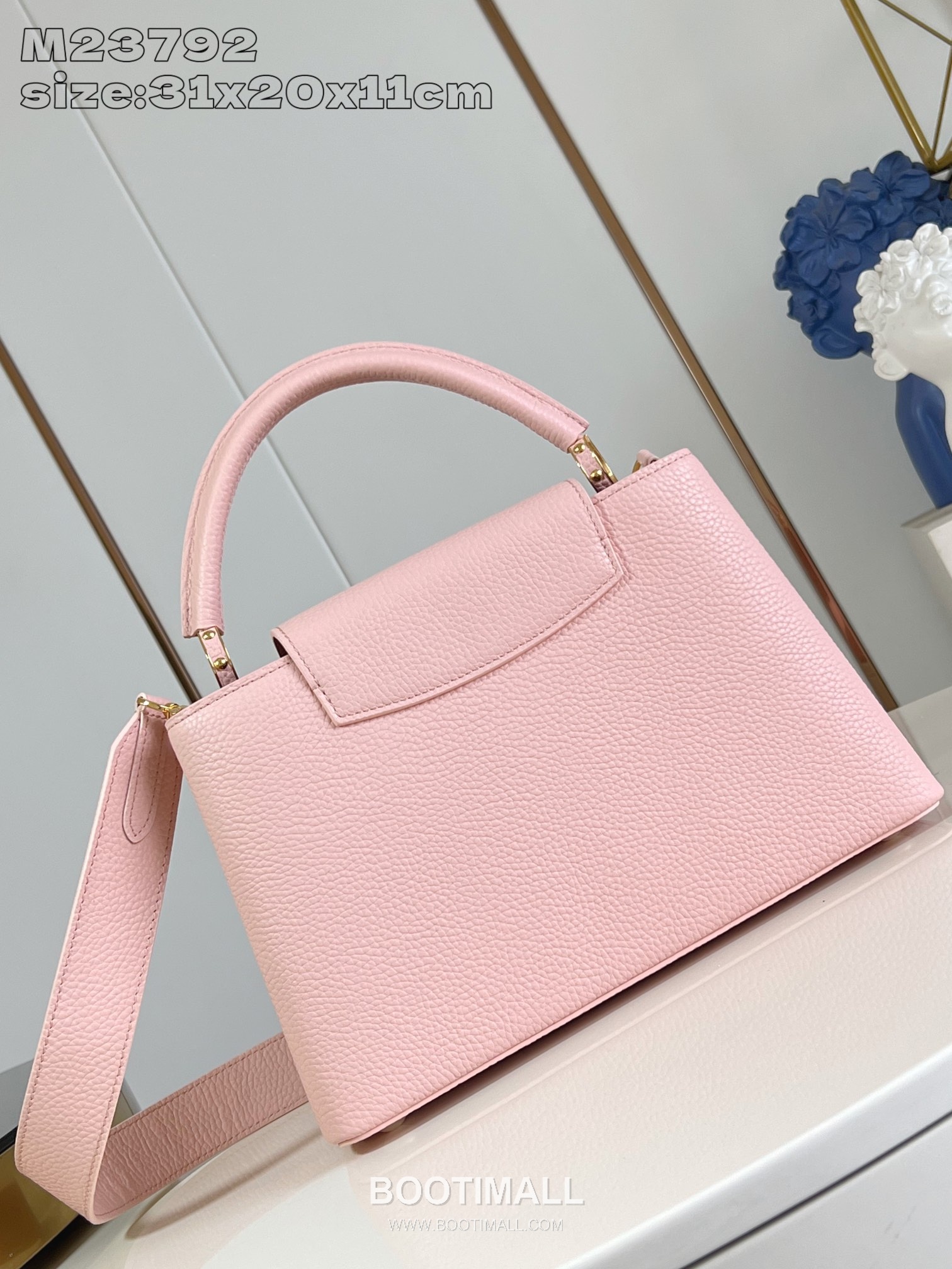 Louis Vuitton Capucines MM Taurillon Leather Top Handle Bag with Strap Logo Detail 루이비통 카퓌신 MM 타우릴론 레더 탑핸들백 M23792 31.5cm 5