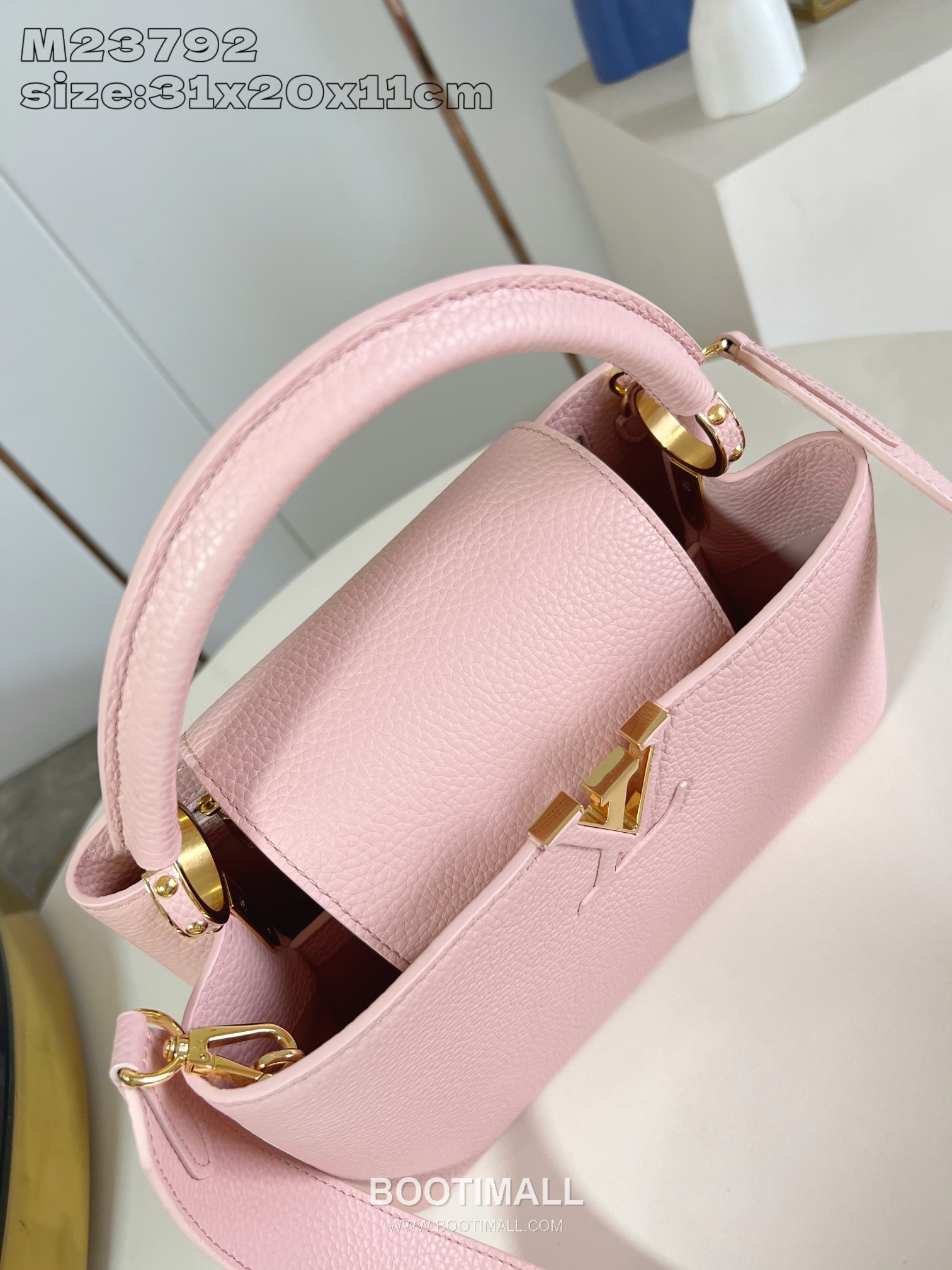Louis Vuitton Capucines MM Taurillon Leather Top Handle Bag with Strap Logo Detail 루이비통 카퓌신 MM 타우릴론 레더 탑핸들백 M23792 31.5cm 7