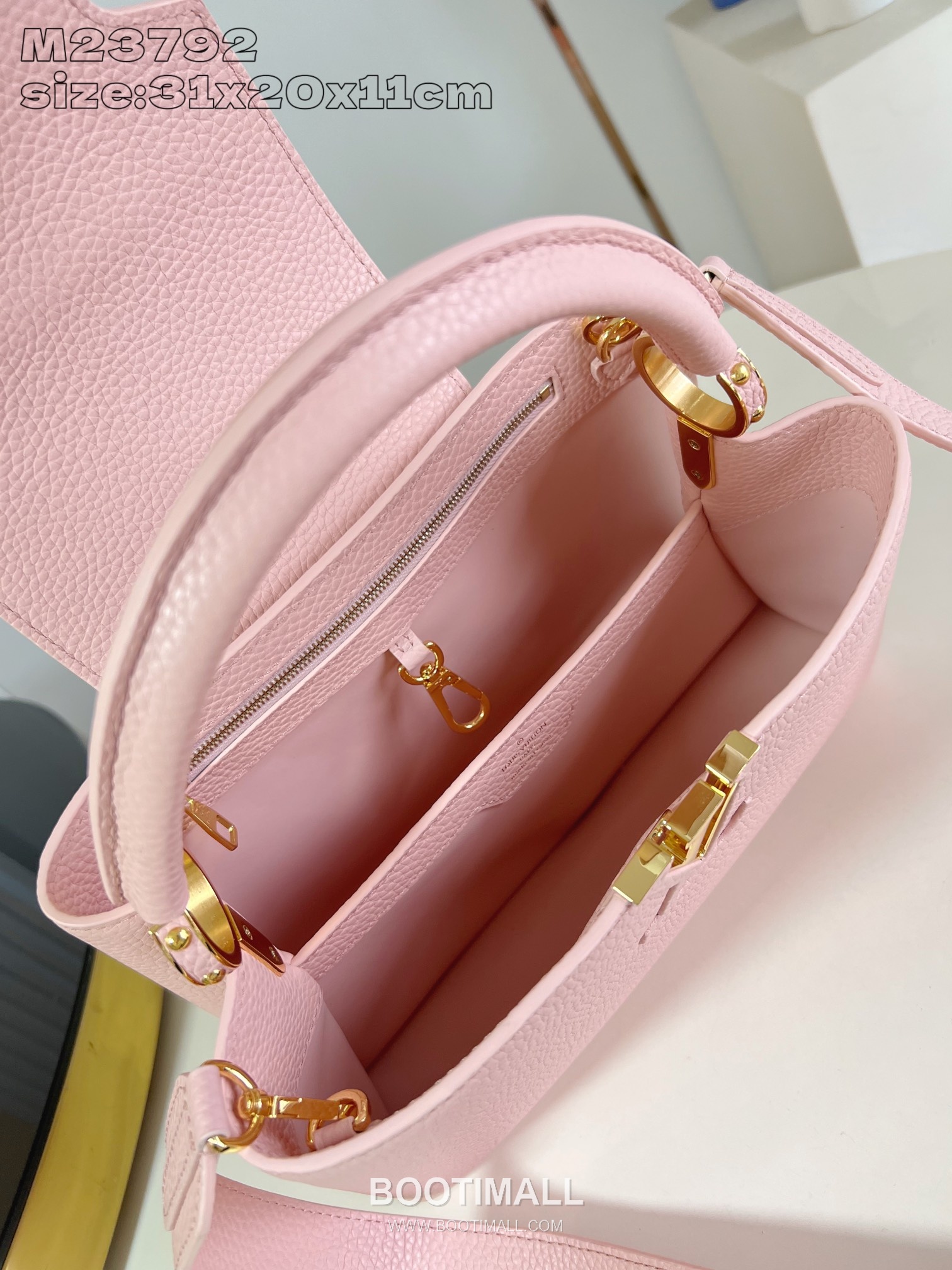 Louis Vuitton Capucines MM Taurillon Leather Top Handle Bag with Strap Logo Detail 루이비통 카퓌신 MM 타우릴론 레더 탑핸들백 M23792 31.5cm 9