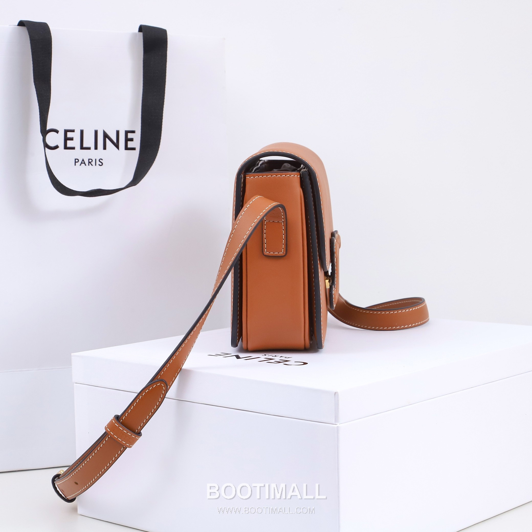 Celine Triomphe Calfskin Leather Crossbody Bag with Flap Logo Detail 셀린느 트리옹프 카프스킨 레더 크로스바디백 199233 18.5cm 3