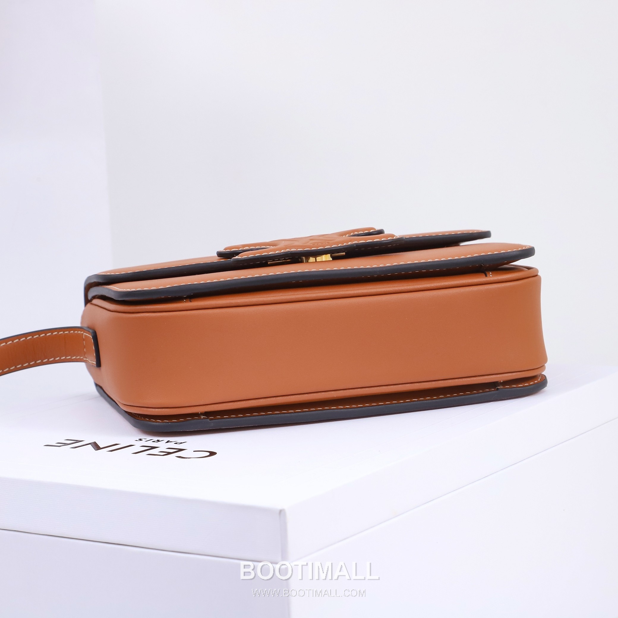 Celine Triomphe Calfskin Leather Crossbody Bag with Flap Logo Detail 셀린느 트리옹프 카프스킨 레더 크로스바디백 199233 18.5cm 6