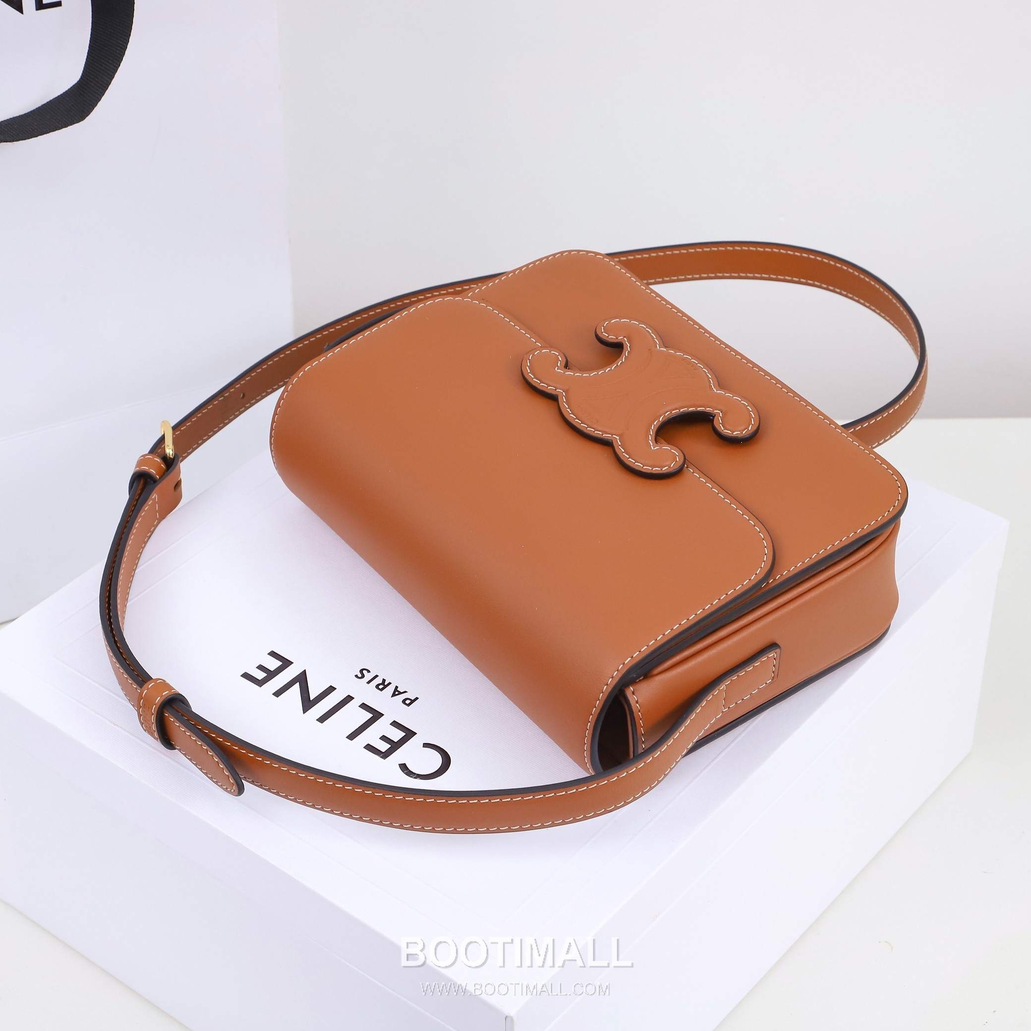 Celine Triomphe Calfskin Leather Crossbody Bag with Flap Logo Detail 셀린느 트리옹프 카프스킨 레더 크로스바디백 199233 18.5cm 7