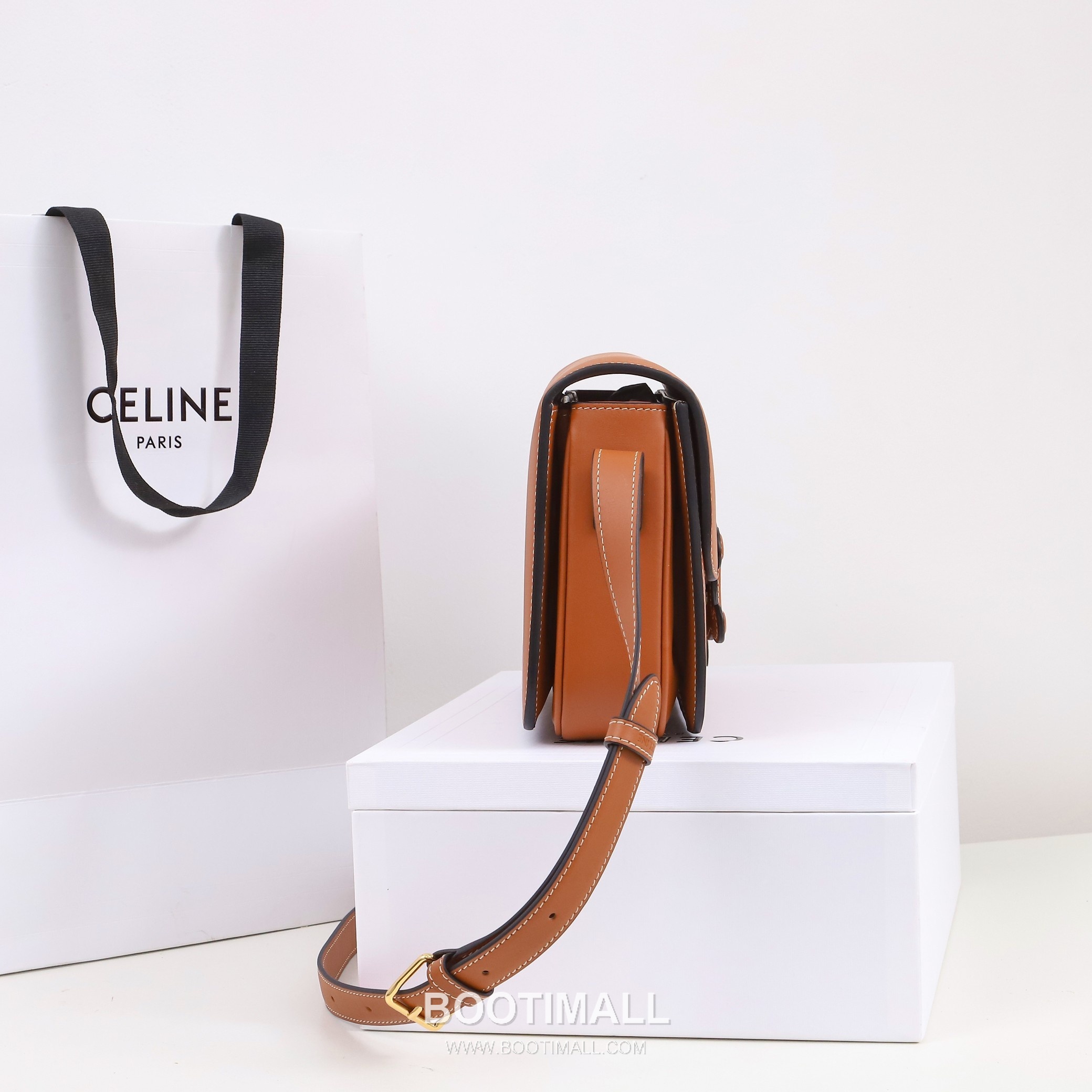 Celine Triomphe Calfskin Leather Shoulder Bag with Flap Logo Detail 셀린느 트리옹프 카프스킨 레더 숄더백 199223 22.5cm 3